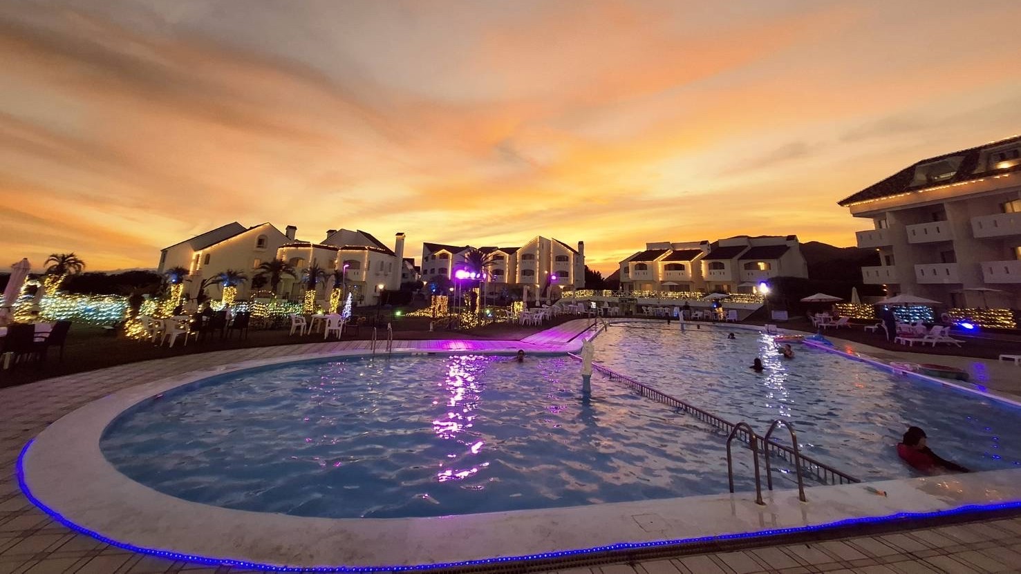 夕焼けに染まる夏のプール