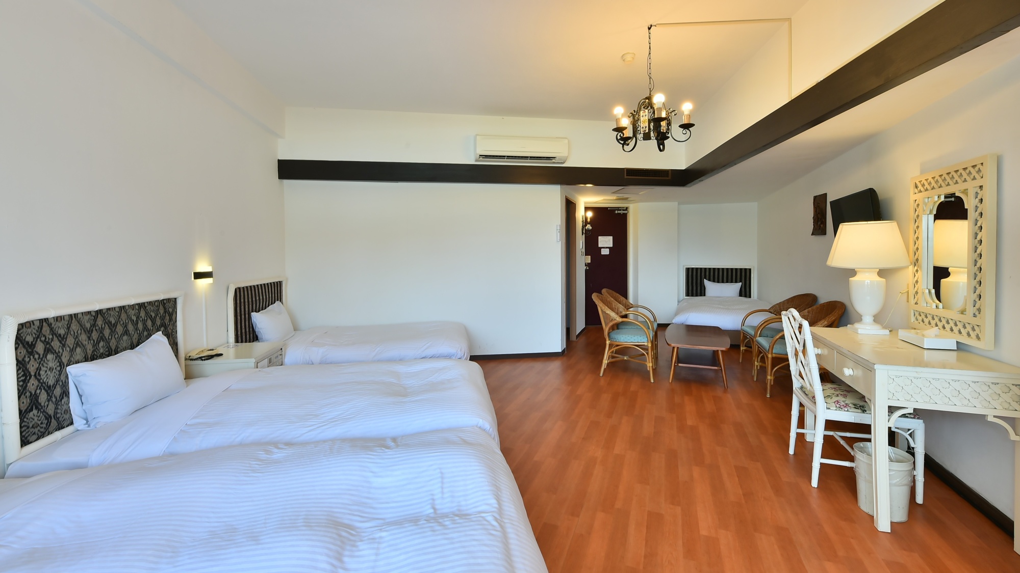 プールサイド　ホテル棟　洋室（4名）ウッドデッキ付