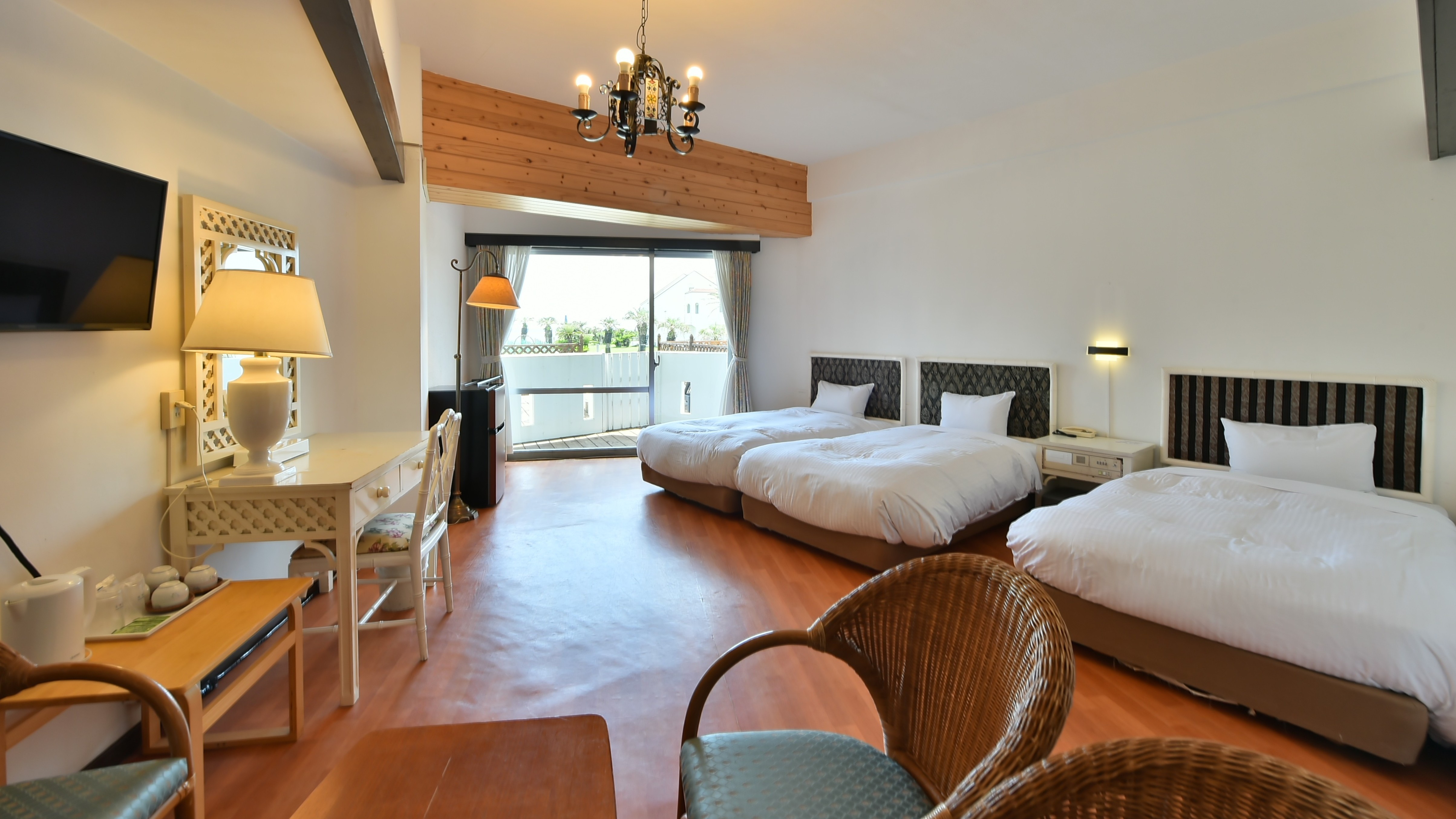 プールサイド　ホテル棟　洋室（4名）ウッドデッキ付