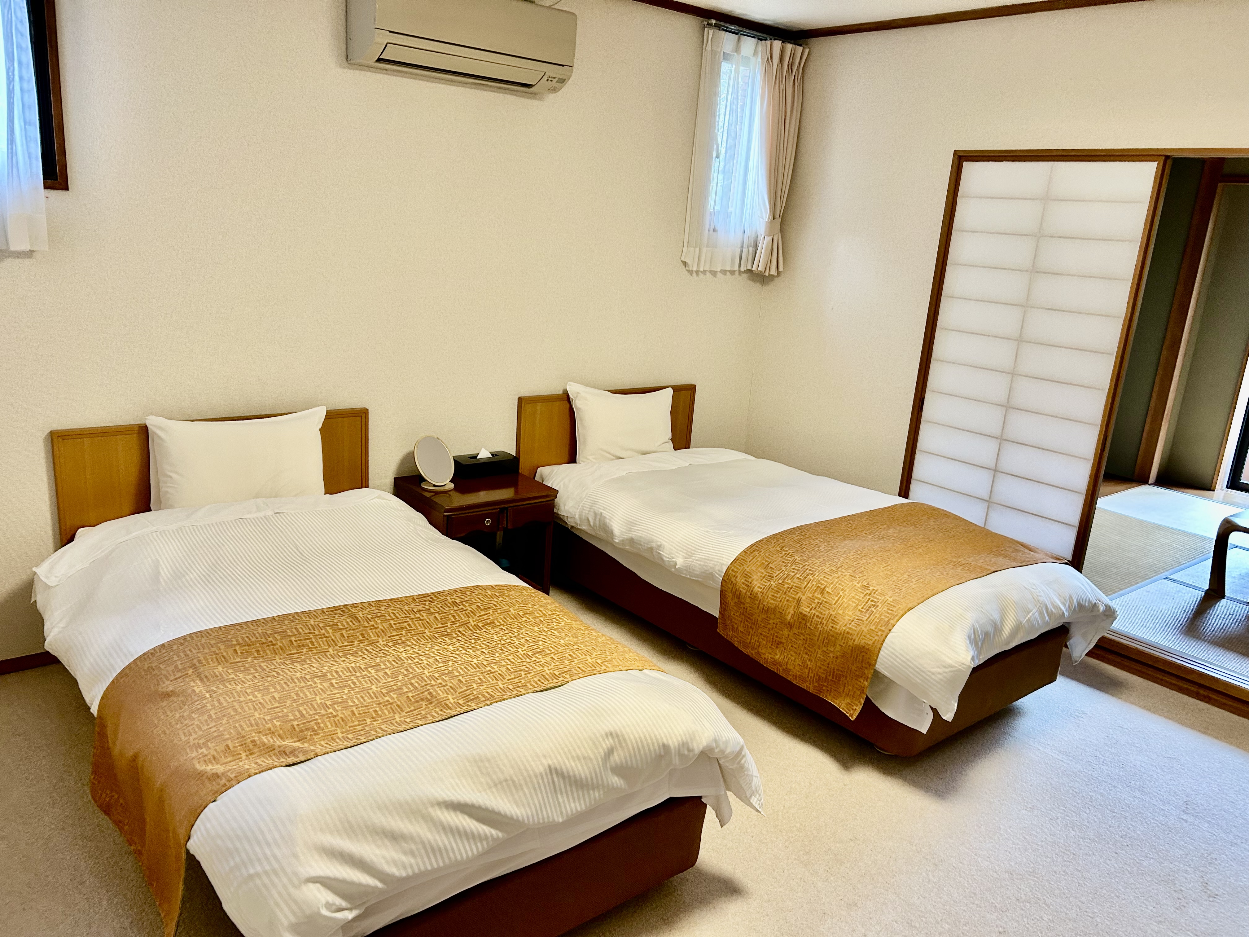 ベッドでゆったり畳で寛ぐ和洋室角部屋　【ツインベッド】