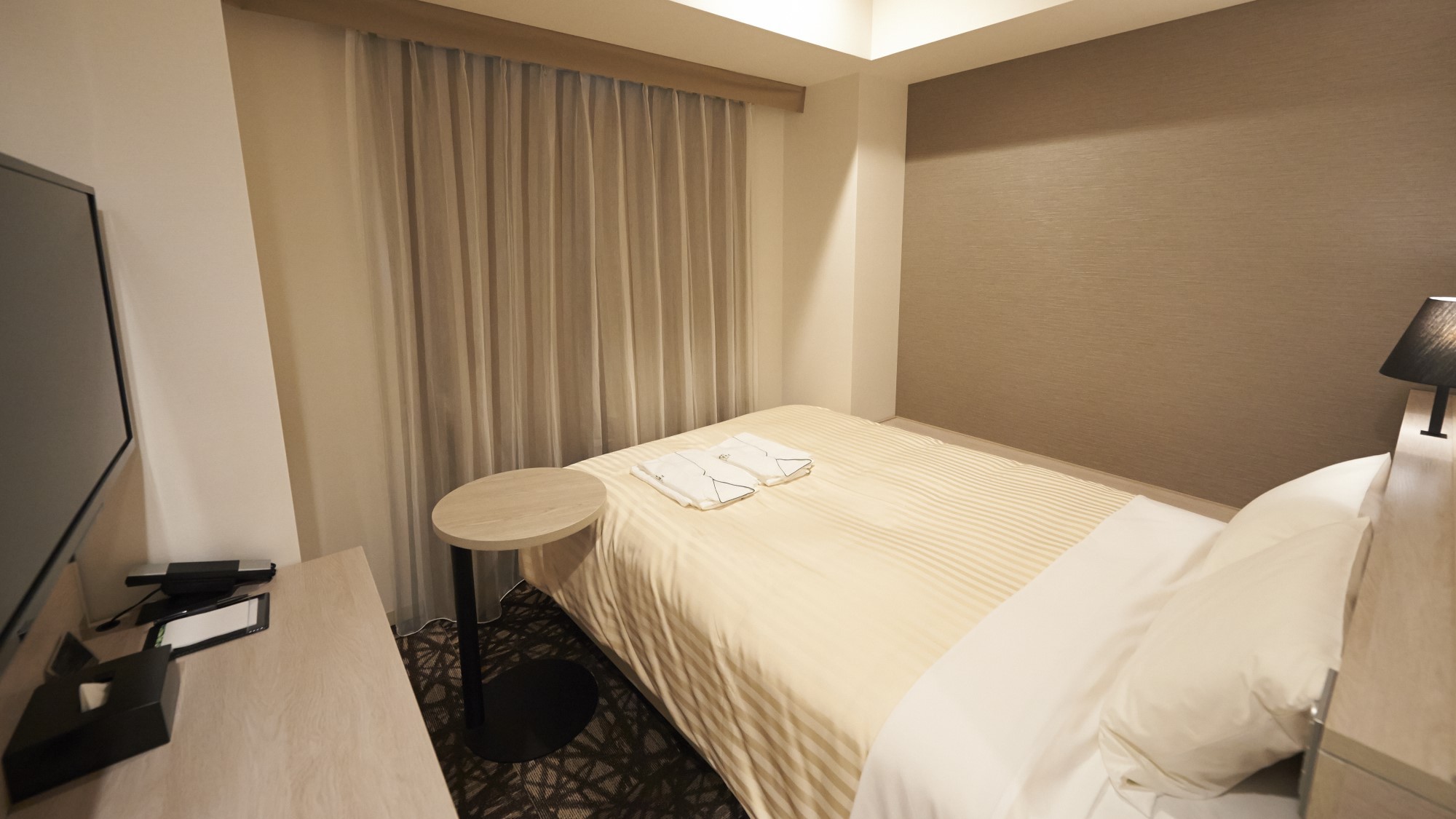 【コンフォートダブルルーム②】12.5㎡~13.9㎡/シモンズ社製ダブルベッド(幅140㎝)