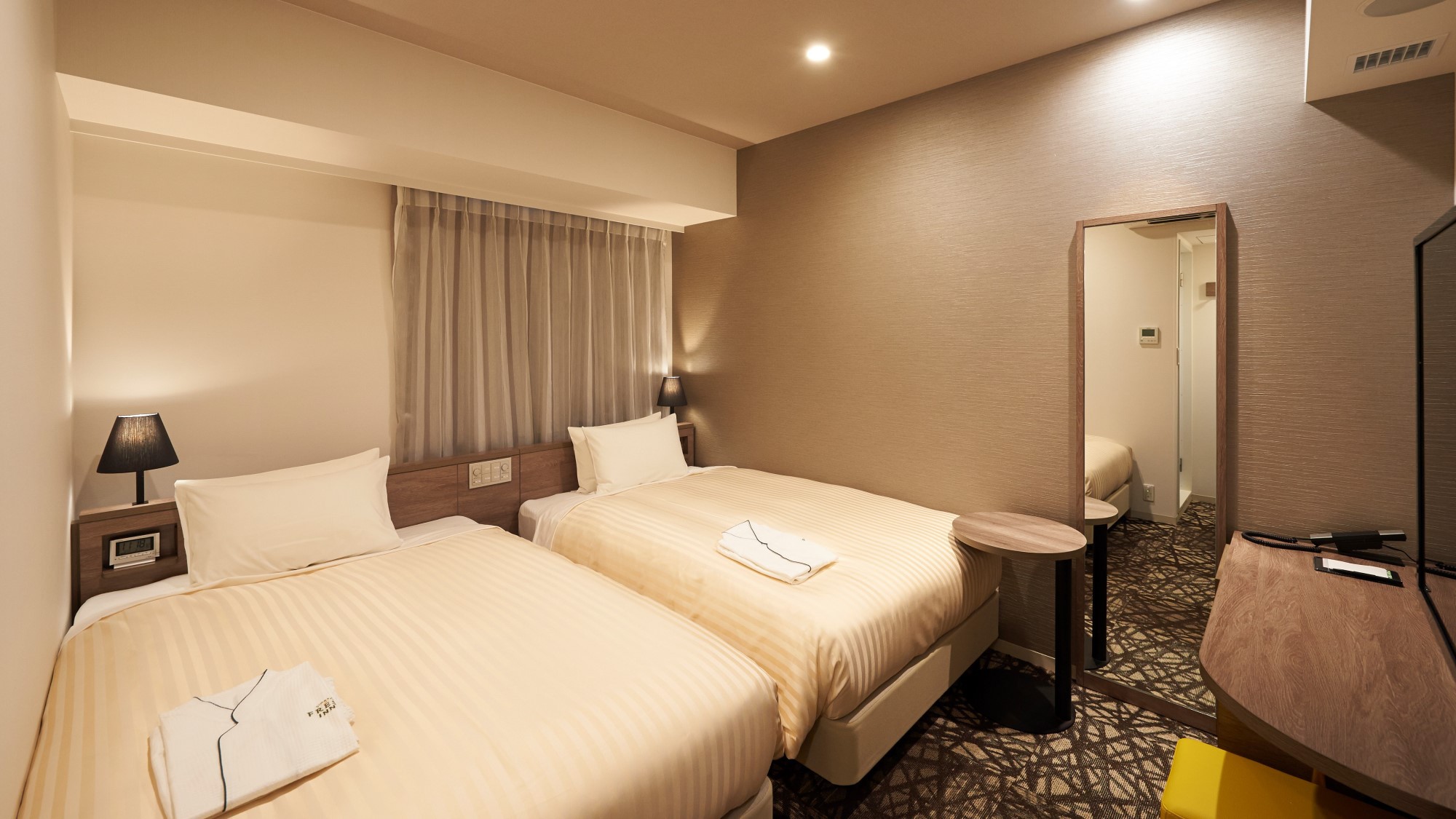 【スタンダードツインルーム】14.8㎡/シモンズ社製セミダブルベッド(幅120㎝)2台