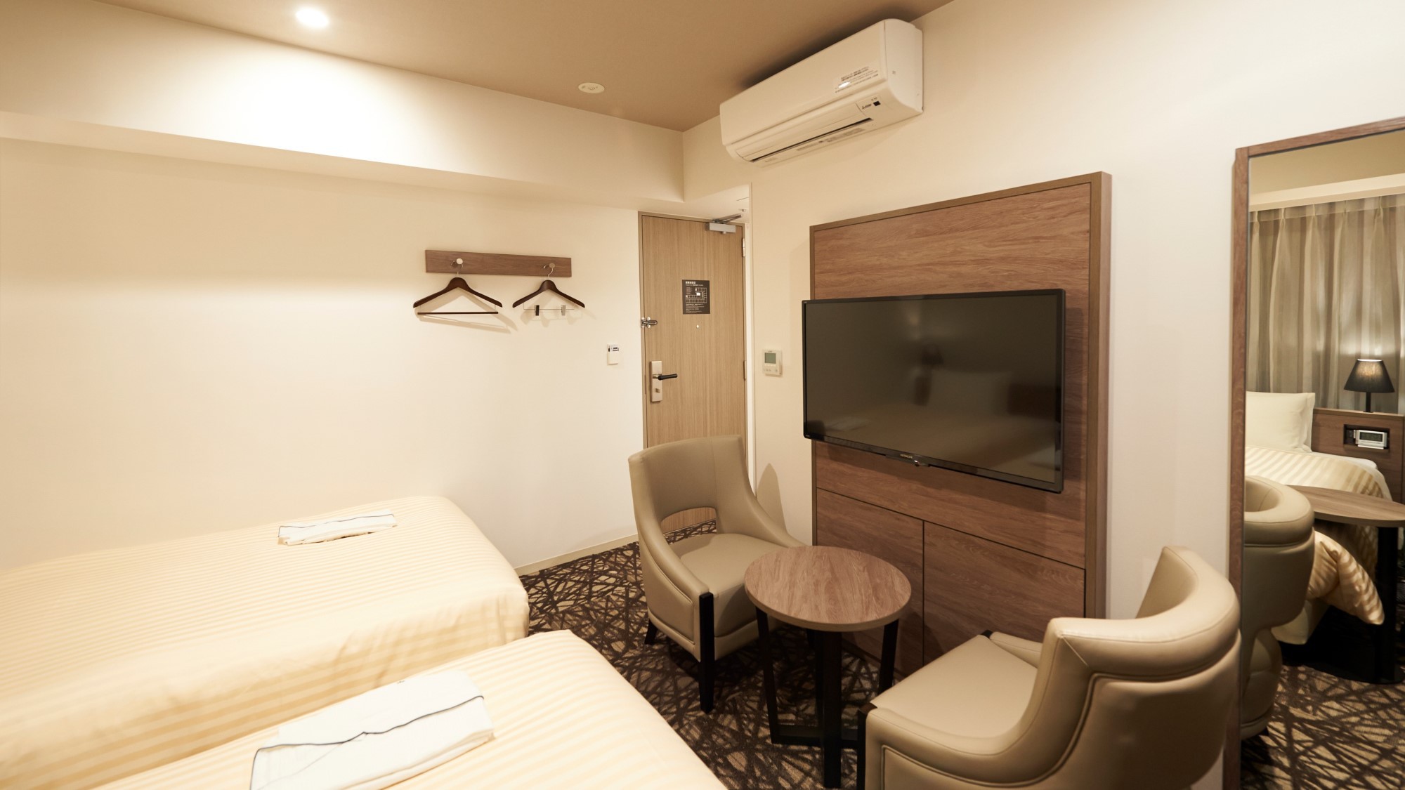 【デラックスツインルーム②】18.4㎡/シモンズ社製セミダブルベッド(幅120㎝)2台