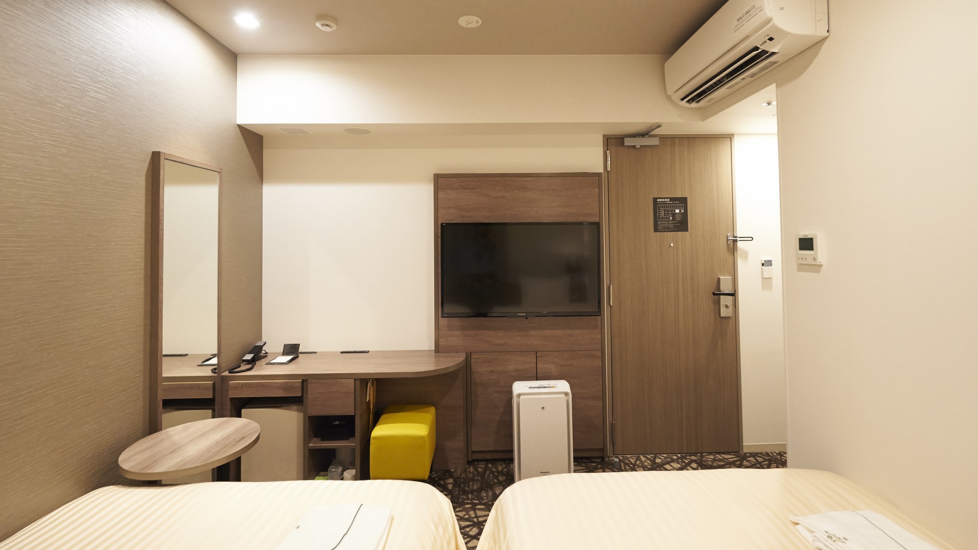 【スタンダードツインルーム②】14.8㎡/シモンズ社製セミダブルベッド(幅120㎝)2台