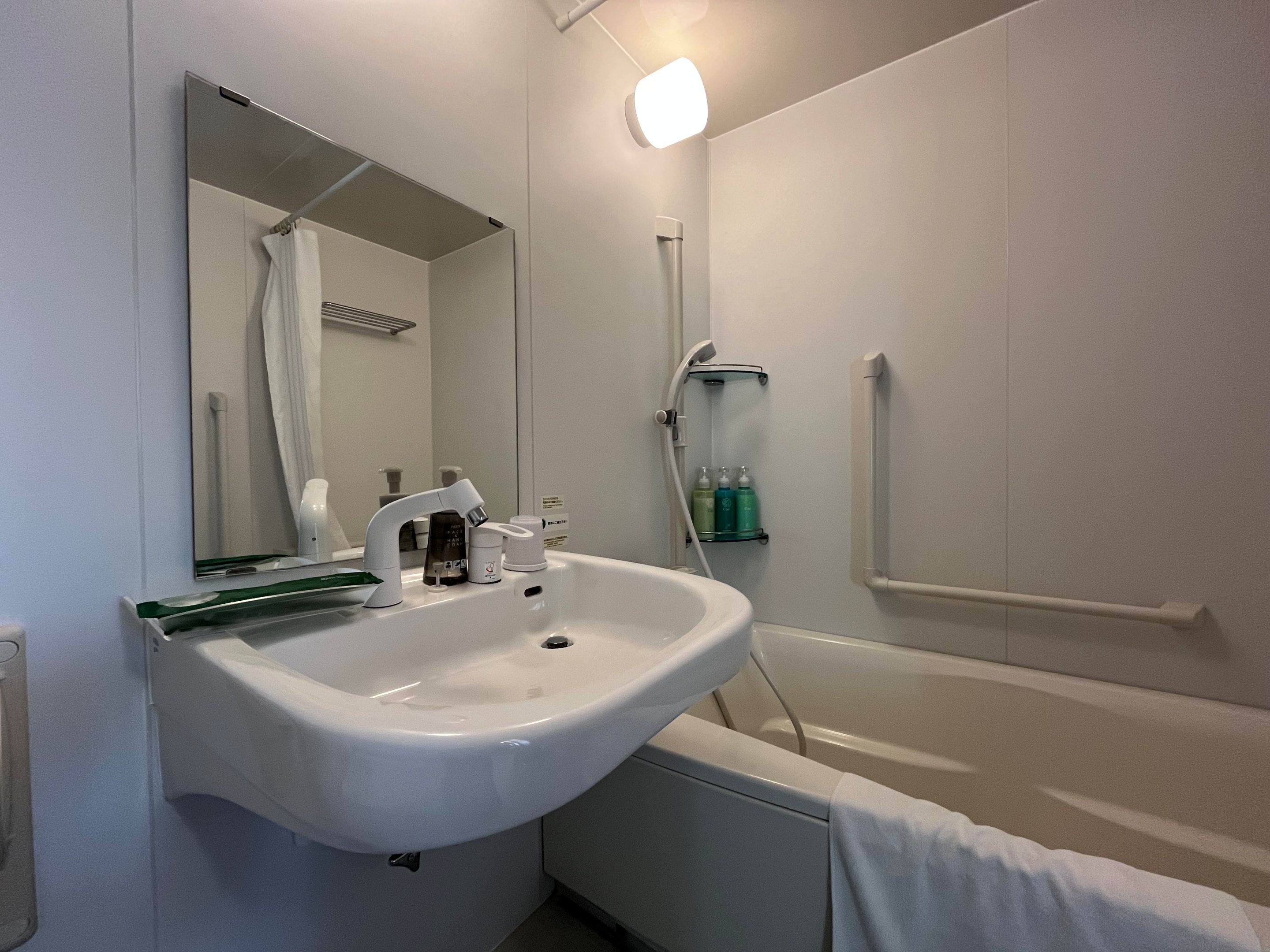 バリアフリールーム　ユニットバス《段差がなく、手すりなどがございます》