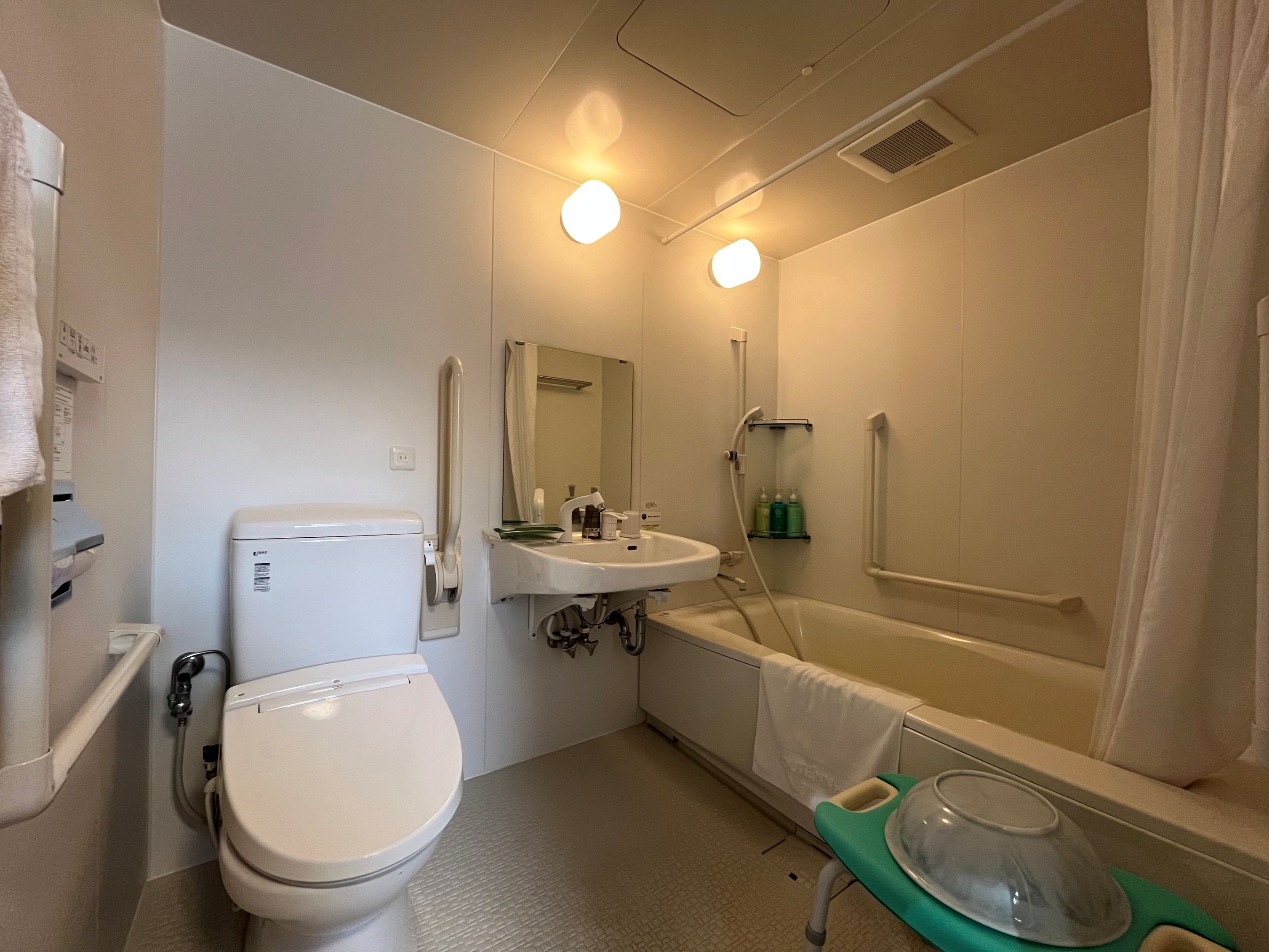 バリアフリールーム　ユニットバス《段差がなく、手すりなどがございます》