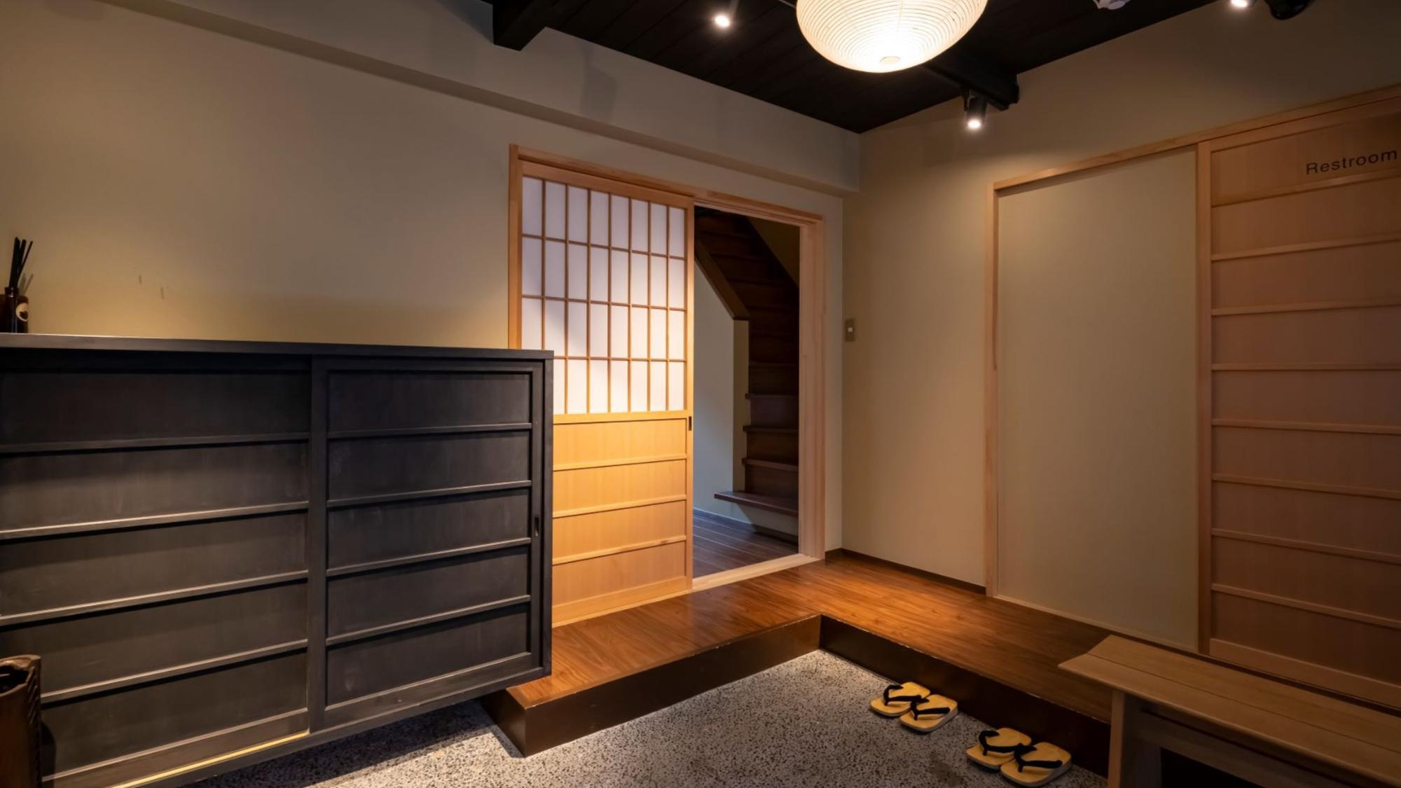 玄関　築150年超の京町家を フルリノベーションしたお宿へようこそ。