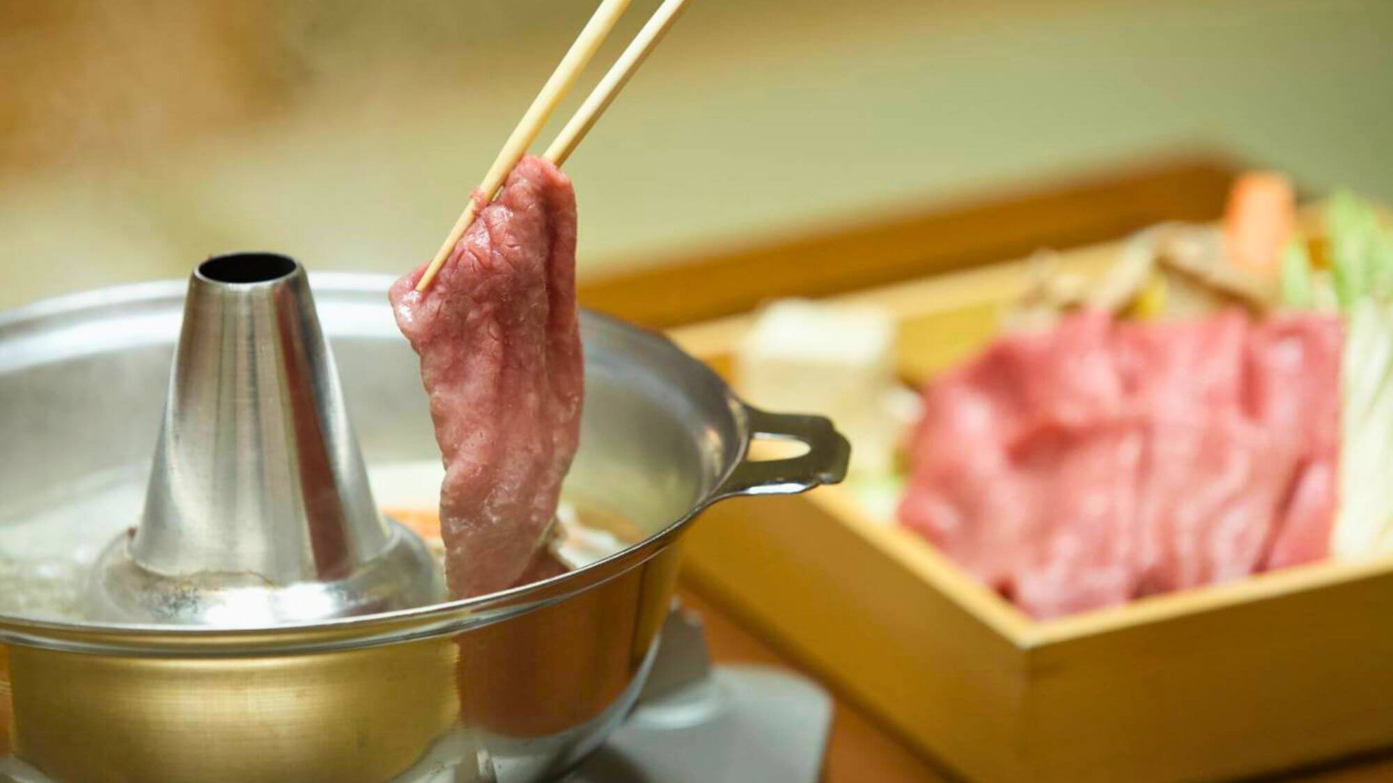 【ご夕食一例】A5ランク雌牛の＜特選黒毛和牛霜降りロース＞のしゃぶしゃぶです。