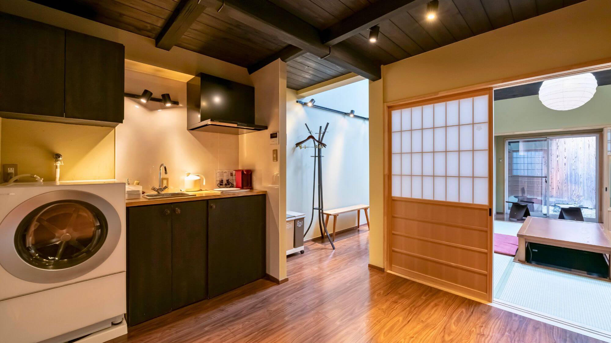 【ランドリールーム】乾燥機付き洗濯機をご用意。連泊にも安心（洗剤付き）