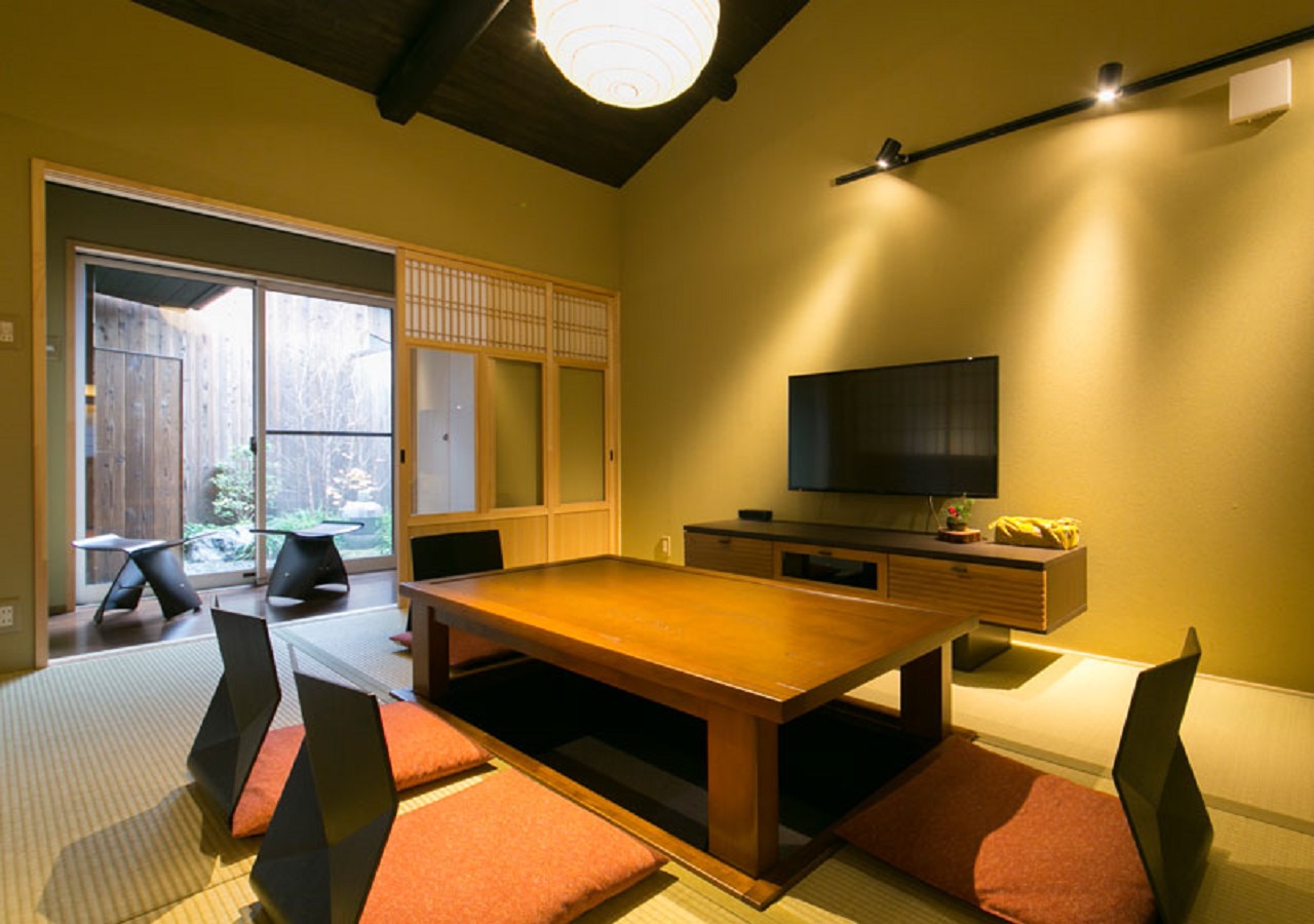 ■【1階居間】坪庭を望む居間和室でゆっくりお寛ぎください。