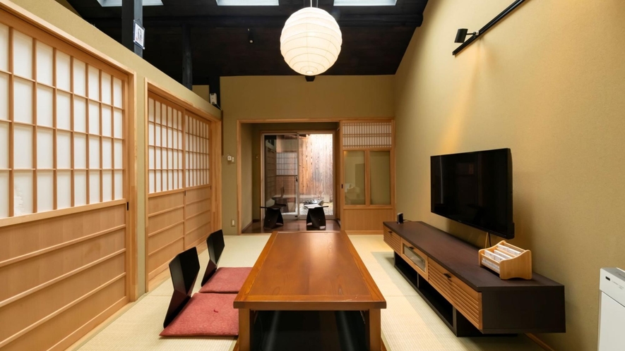 1階　居間　京都の生活に根ざした、閑静な住宅街に佇むお宿です。