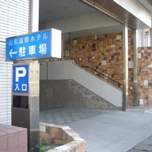 ホテル地下駐車場入口