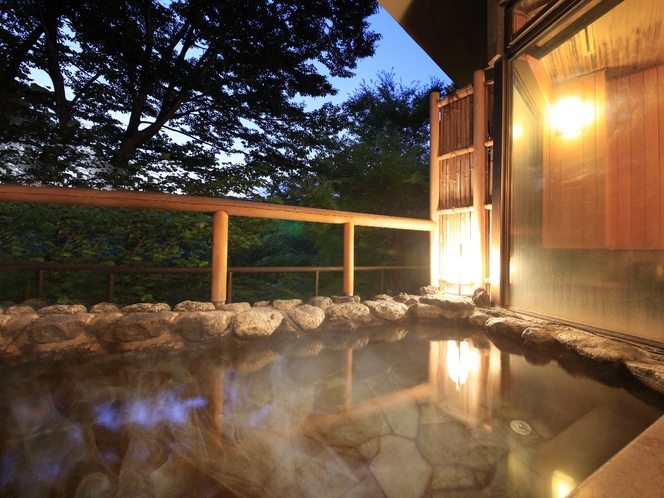 雷神の湯・露天風呂の夕景　湯量豊富な「自家源泉」なので加温も加水も無しの天然温泉100%