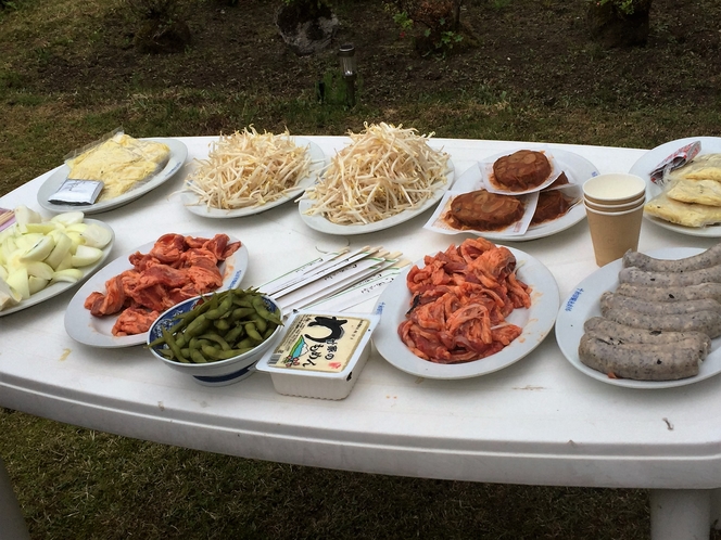 バーべキューの食器と炭などの焼肉セットをお貸しています。食材も販売しています。