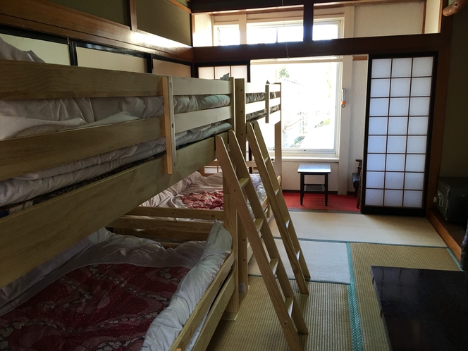エアコン付四人部屋は二段ベッドが２台です