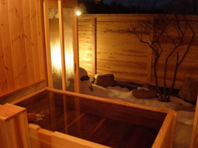 離れ客室露天風呂には、宮城県北産の桧又は３５０年物の古代杉を使用しております。