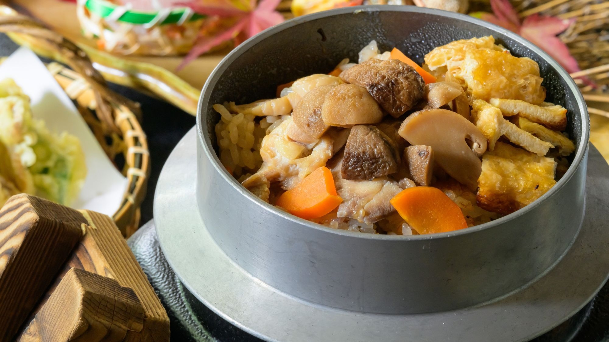 【秋の日帰り〇松茸釜飯御膳】旬の味覚満載！温泉と個室でのんびり過ごす秋のひと時〇紅葉狩りにも