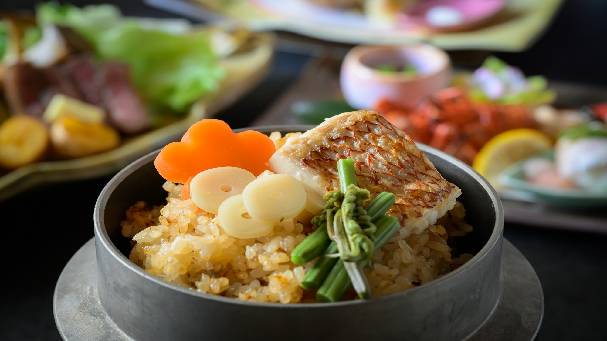 春の香り豊かな鯛釜飯。あついうちにお召し上がりください。