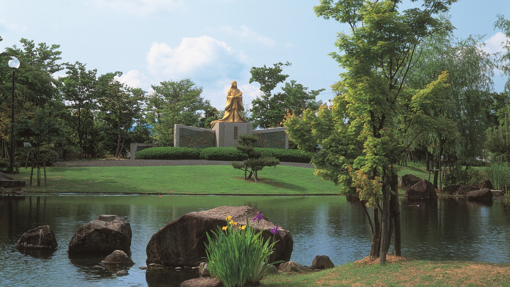 「紫式部公園」平安貴族の庭園を再現した公園
