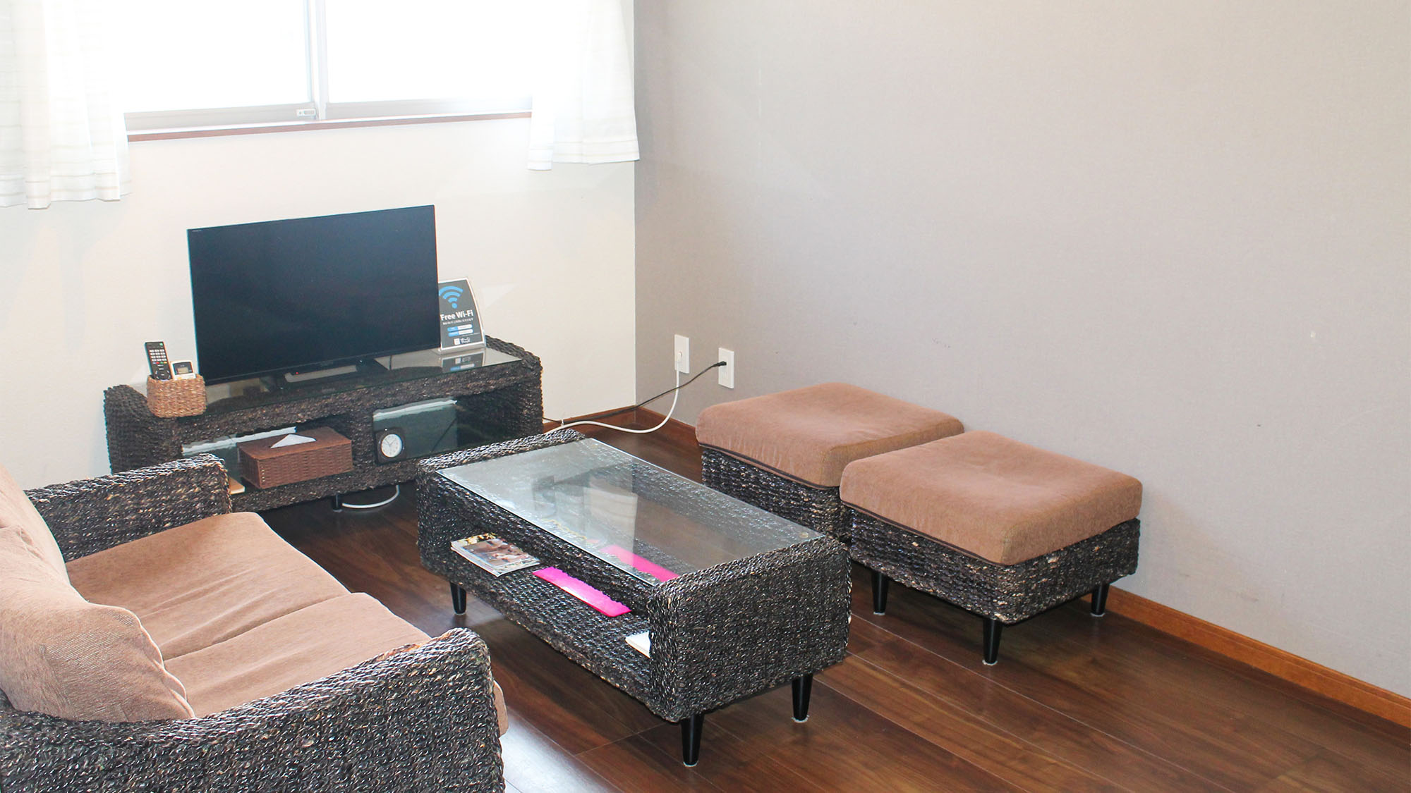 ・【鷹・リビング】大きな窓から光が差し込む居心地の良い開放感あふれるリビング