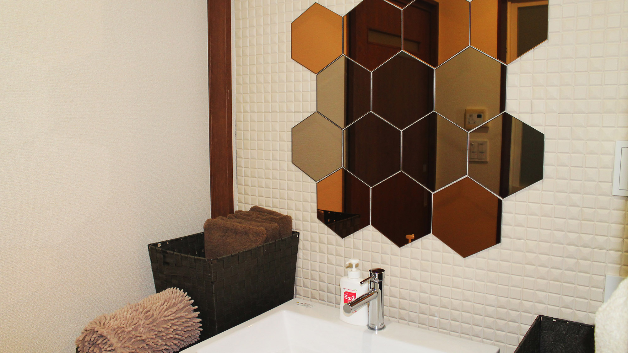 ・【洗面所】個性的なセンスが光る鏡はいつもと違う雰囲気で旅行気分を演出します