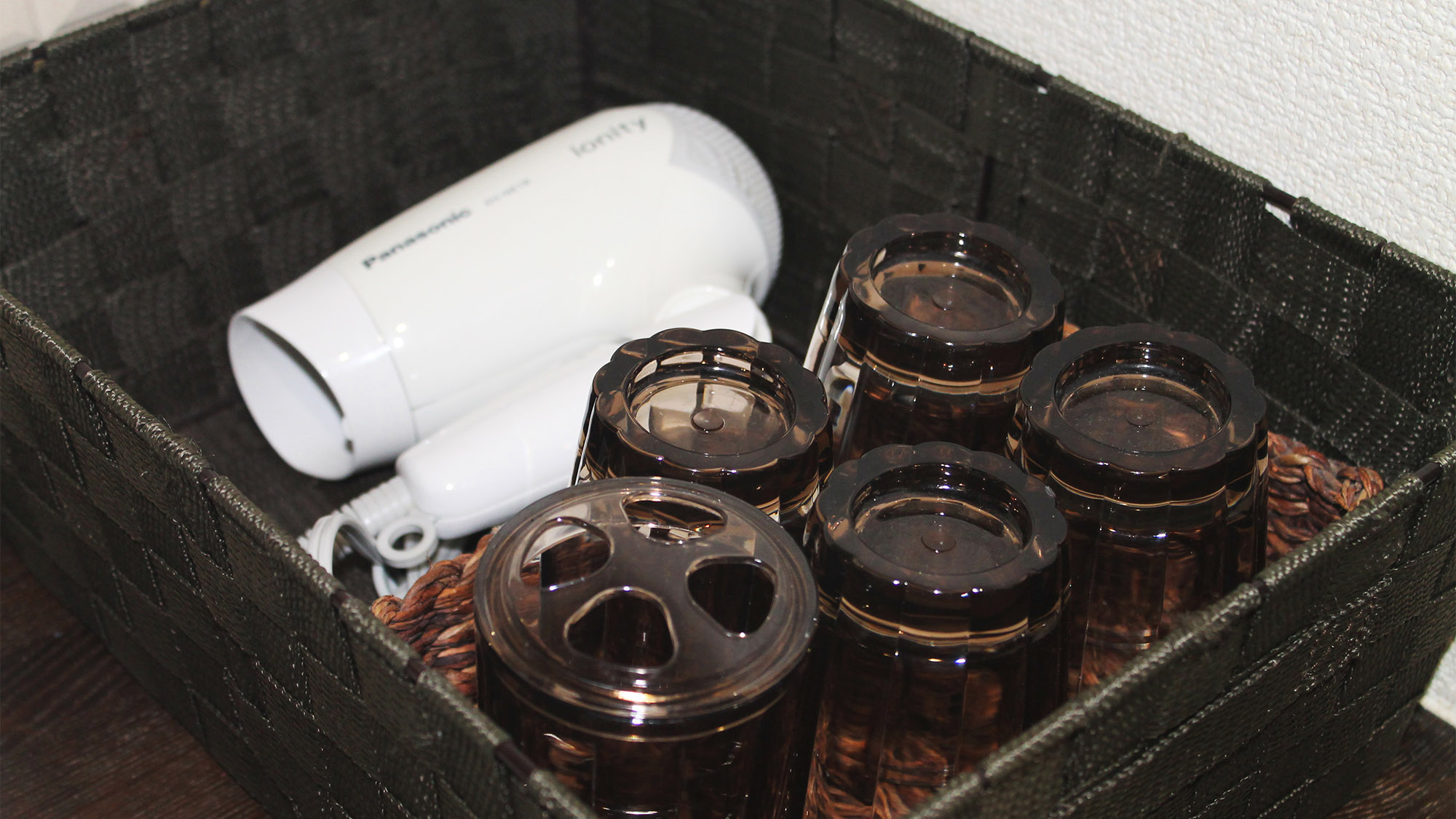 ・【アメニティ】細やかな気配りが光る　ドライヤー・コップ・歯ブラシ立てはバスルームの必需品