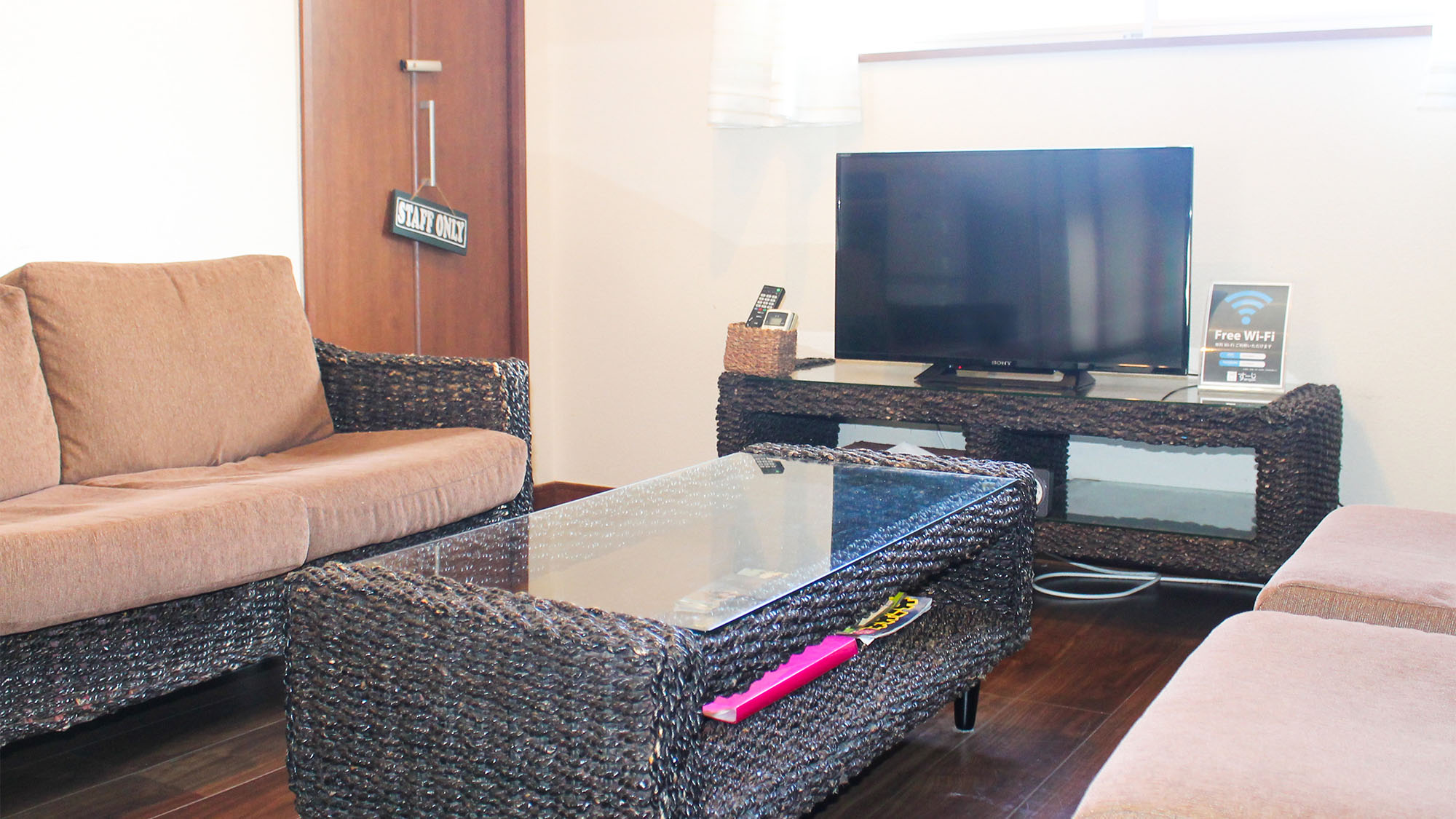 ・【鷹・リビング】家族や友人と旅の思い出を語り合うのに十分な広さのゆったり空間