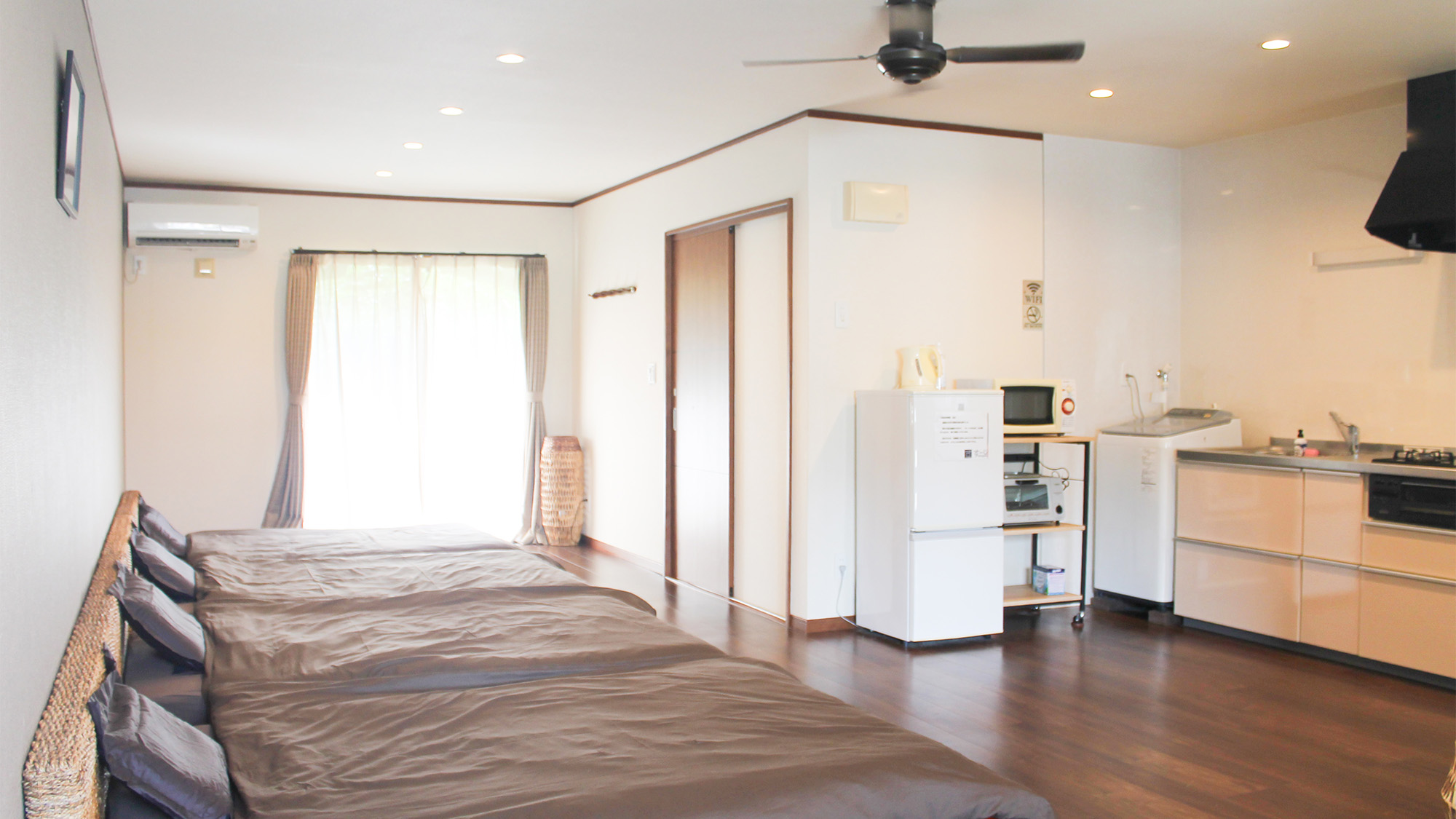 ・【鷹・客室】セミダブルベッドを4つご用意しております　グループやご家族での滞在に最適です