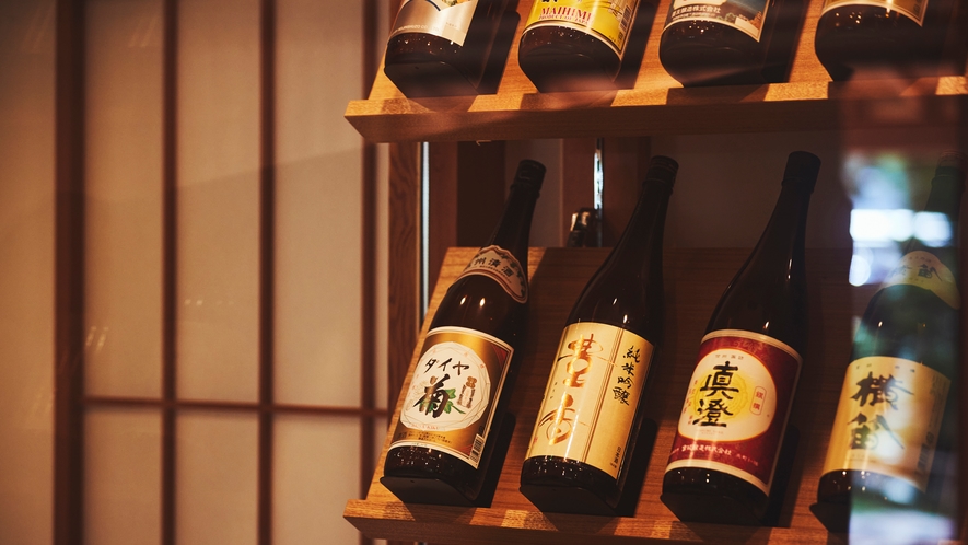 【囲炉裏茶の間】夜は地酒Barへ。諏訪地域の日本酒をお楽しみください。