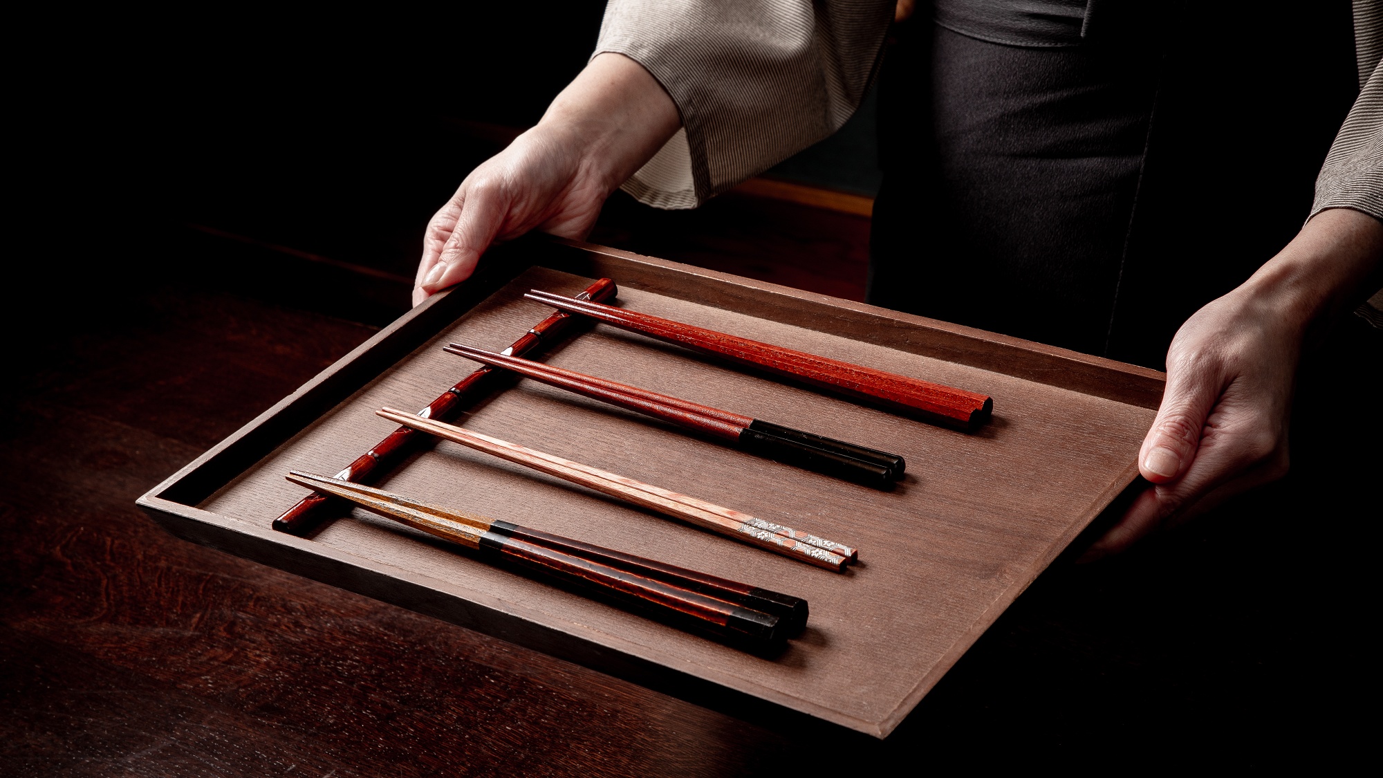 《木曽漆器のお箸 使用体験》3種からお好みの一膳を選び、料理とともに日本の手仕事を体感いただけます。