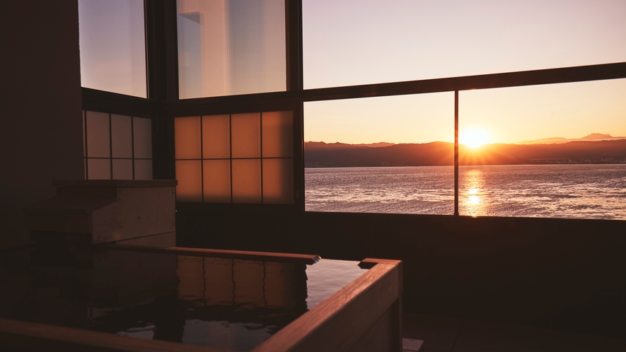 諏訪湖の夕暮れを眺めながら、寛ぎの一時を。