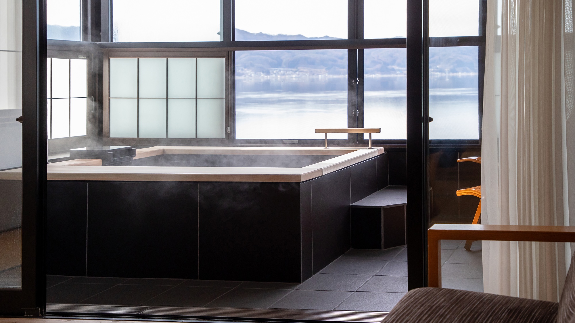 2025年客室露天風呂リニューアル。浴槽を檜から石造へ変更し、出入りがしやすい設計に【ワイドタイプ】