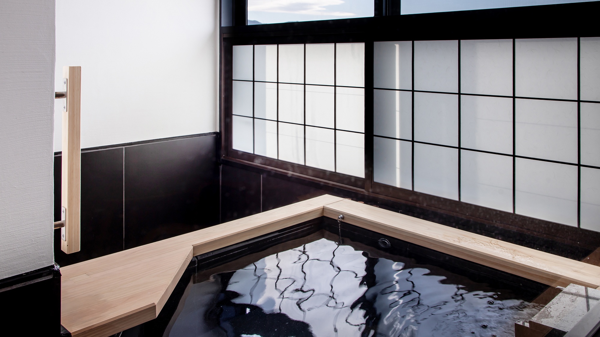 2025年客室露天風呂リニューアル。浴槽を檜から石造へ変更し出入しやすい設計に【スタンダードタイプ】