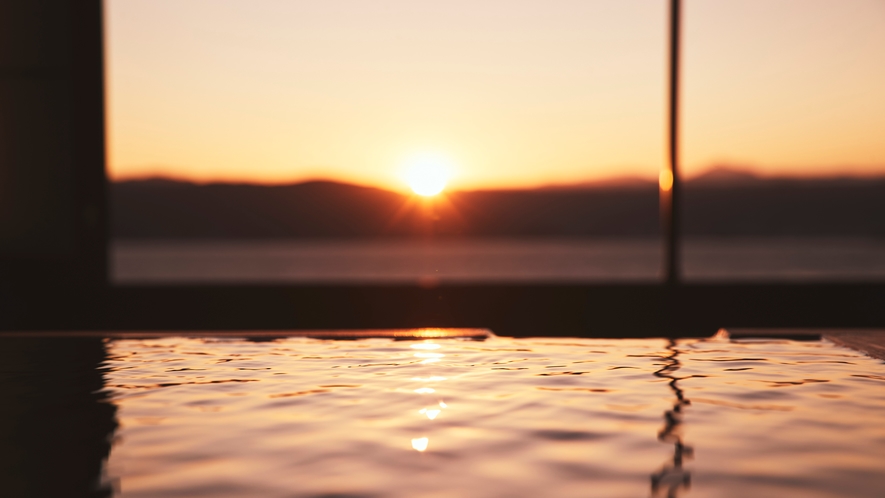 お部屋の半露天風呂からは、美しい諏訪湖の夕暮れをご覧いただけます。