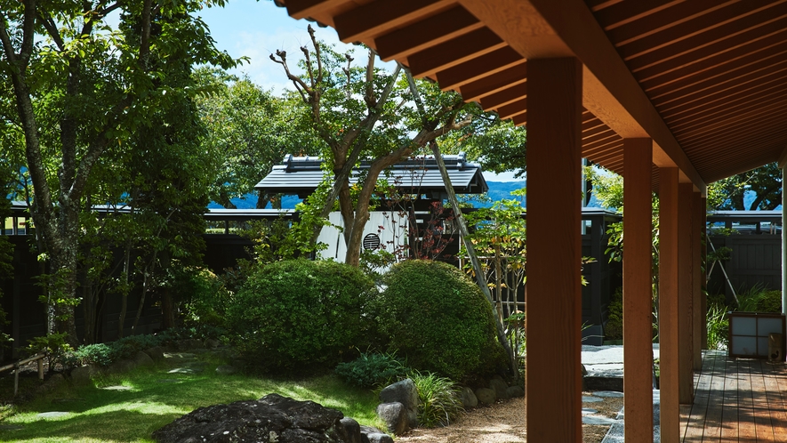 【昼の庭園】囲炉裏茶の間から、趣ある日本庭園の眺め