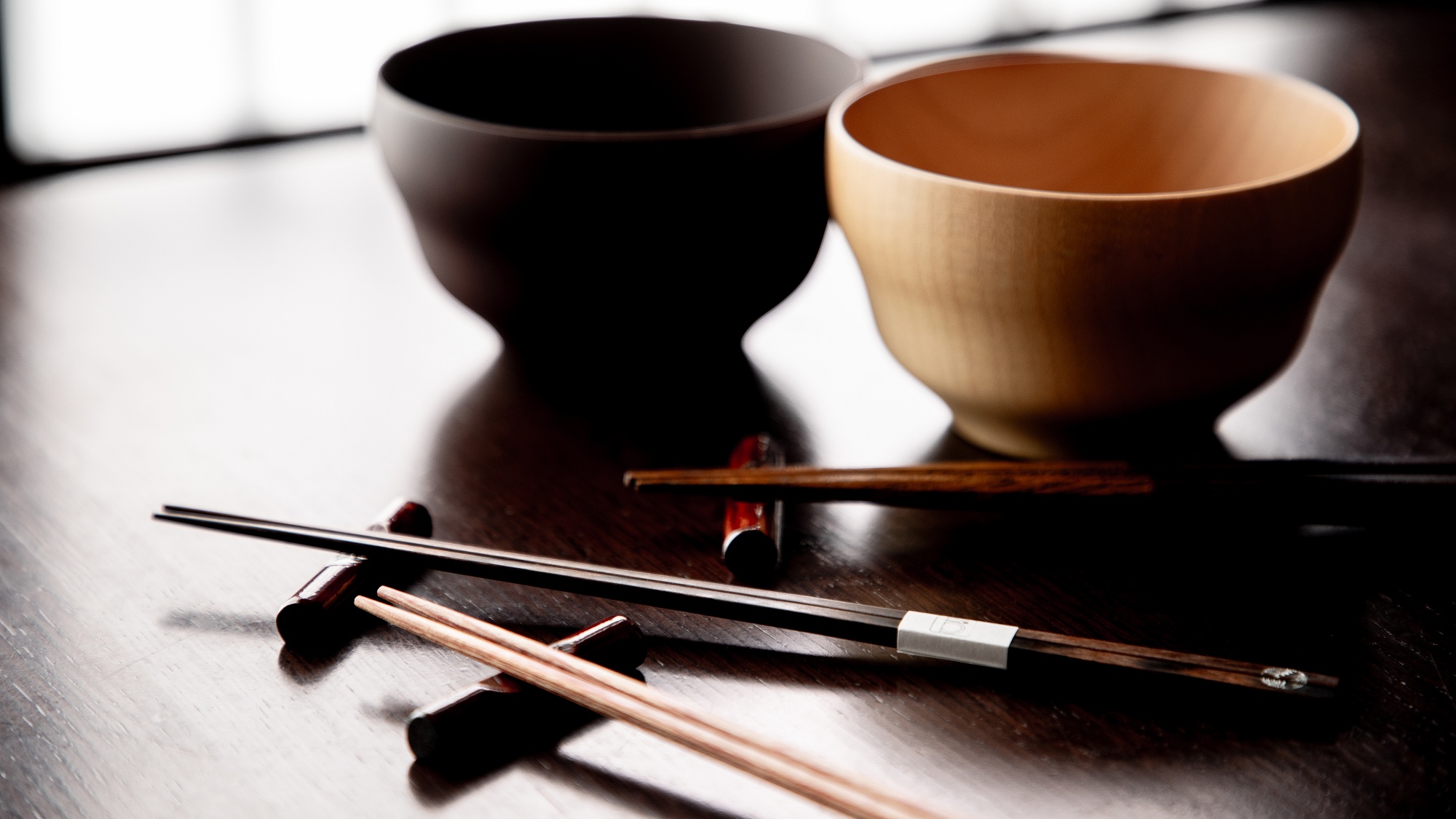 ご夕食時には、木曽平沢の老舗「荻村漆器店」の木曽漆器のお箸をご用意。