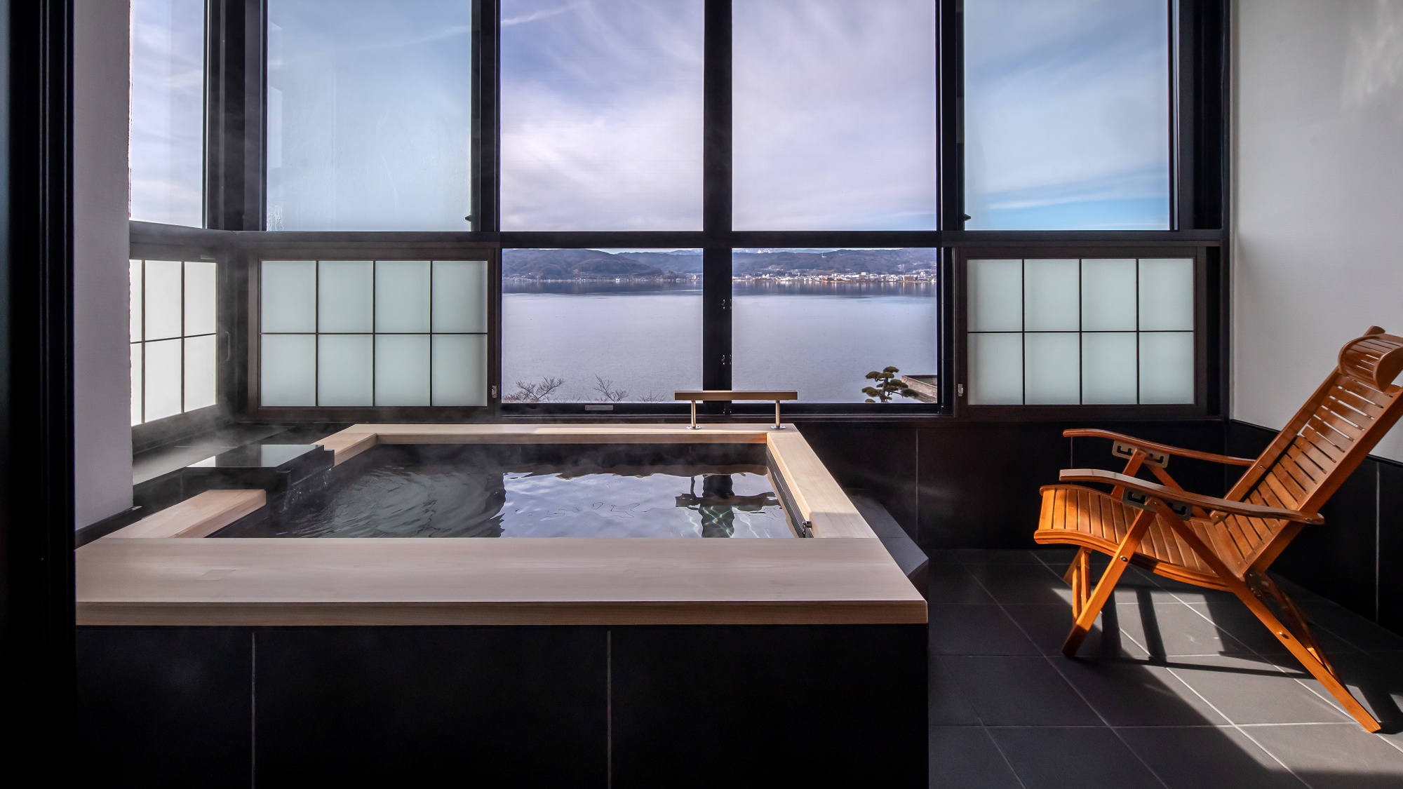 2025年12月客室露天風呂リニューアル。諏訪湖の眺望はそのままに、より快適な空間へ【ワイドタイプ】