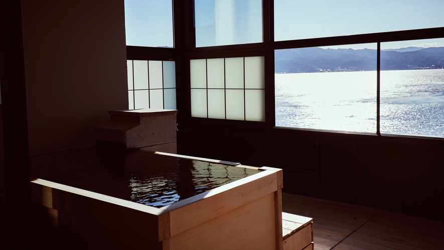 お部屋の半露天風呂からは、四季折々の諏訪湖をお愉しみください。