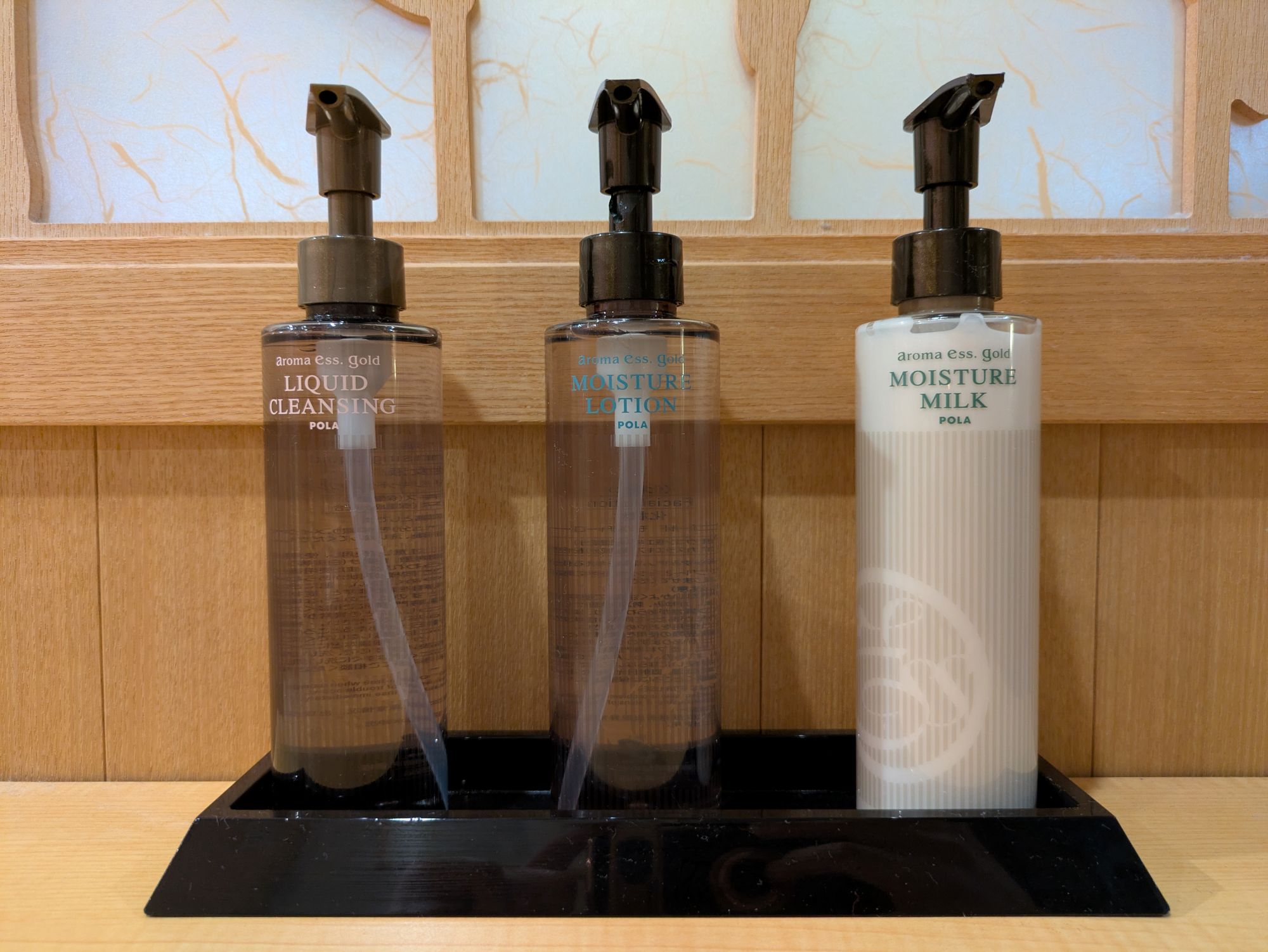 ◇女性大浴場　スキンセット（POLA アロマエッセ ゴールド）