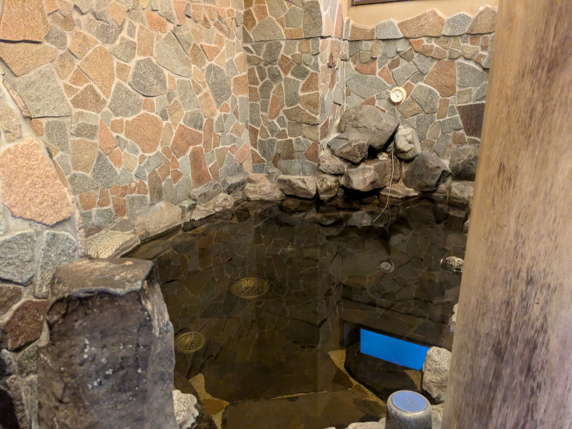 ◇男性　岩風呂（湯温41～42℃）