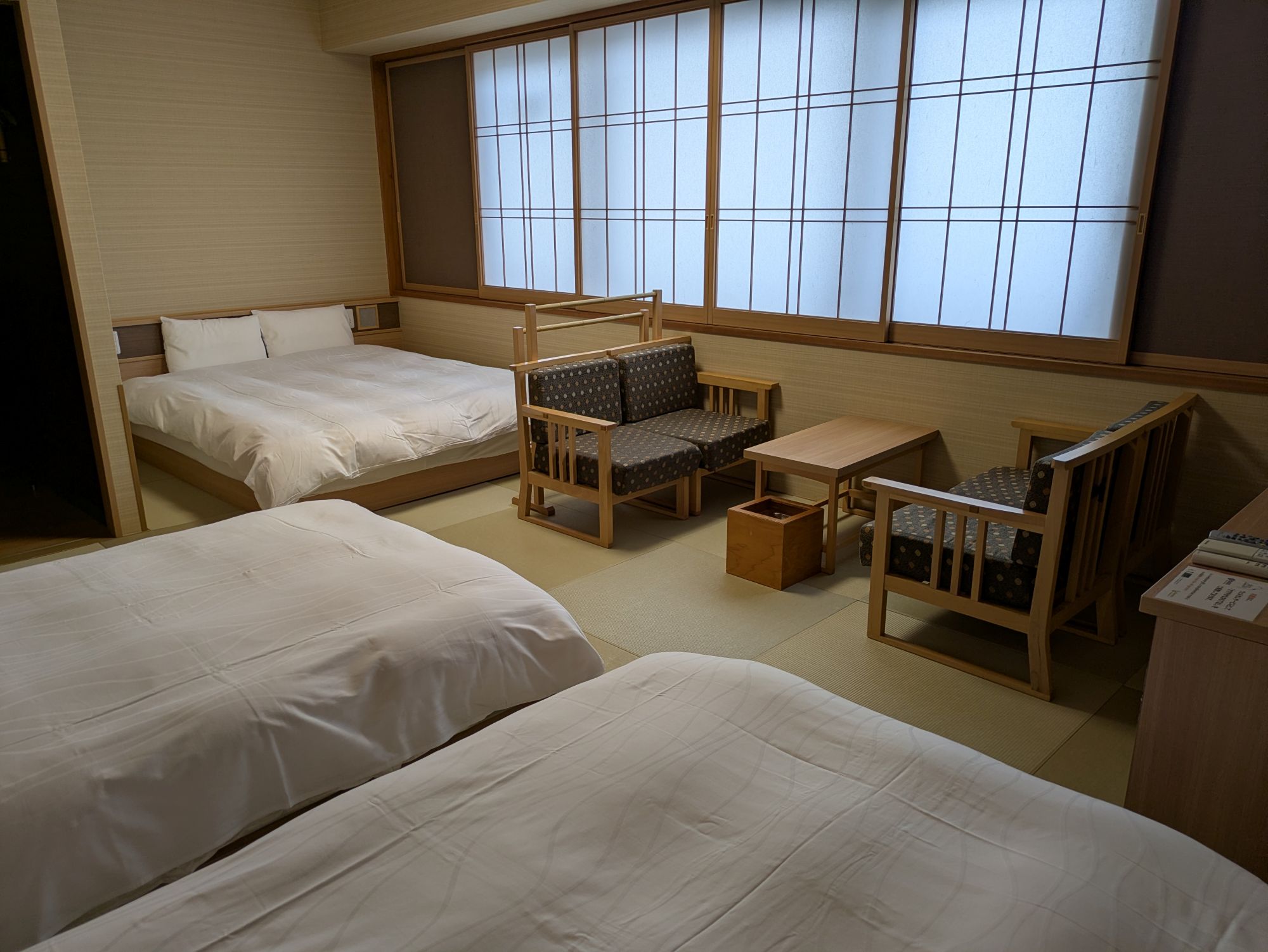 ◇スーペリアトリプル　31.2平米　（120&times;195センチ&times;2台・160&times;195センチ）