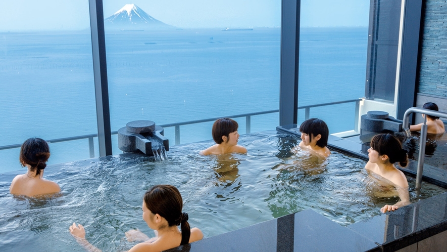 【最上階-　天空の湯】富士見亭のお客様のみの空間です。