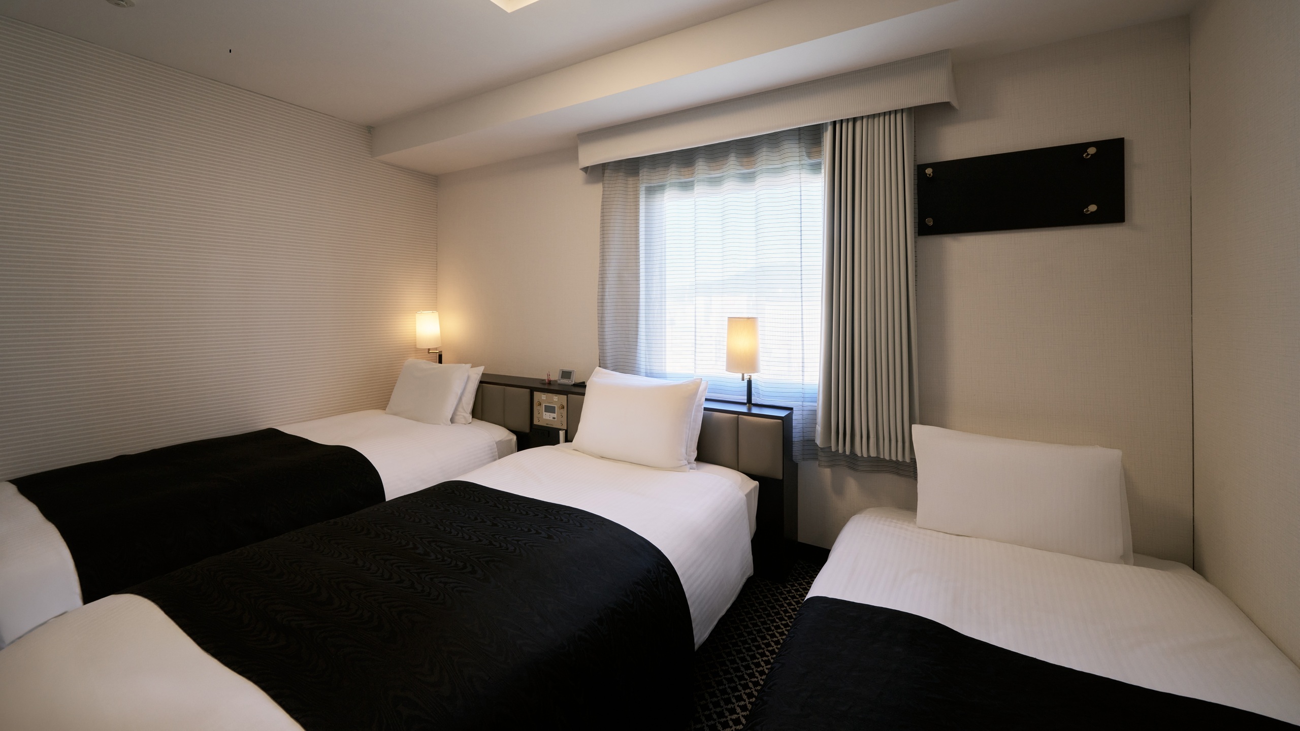 トリプルルーム（広さ18㎡／ベッド幅110cm&times;2台、ソファーベッド1台）