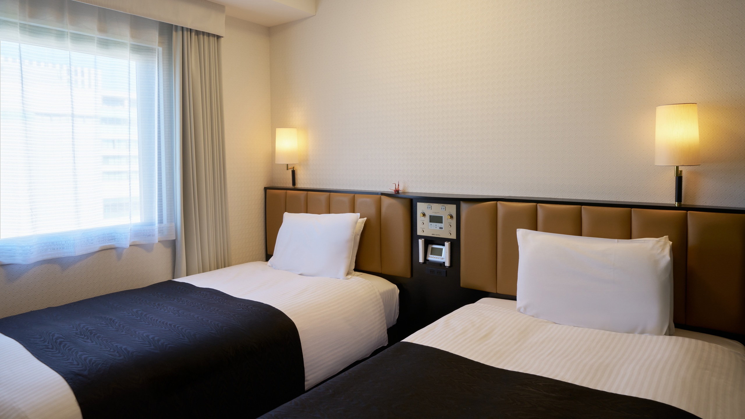 ツインルーム（15㎡／ベッド幅110cm&times;2台）