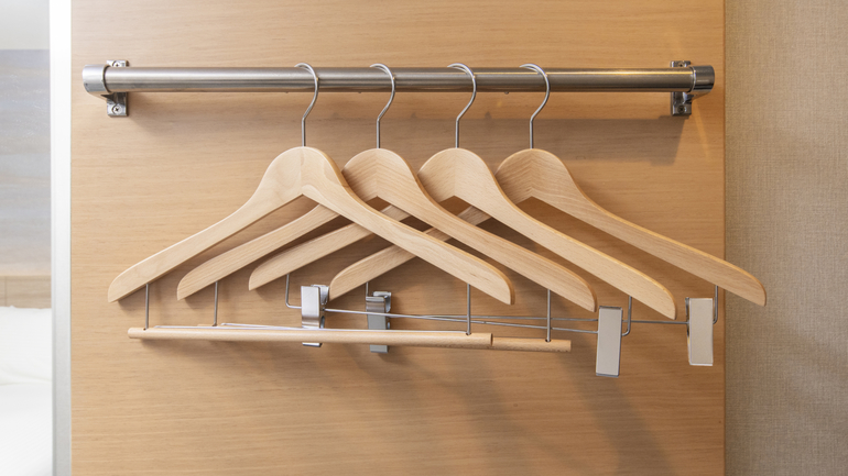 客室デザインとあわせた木目調のハンガー。