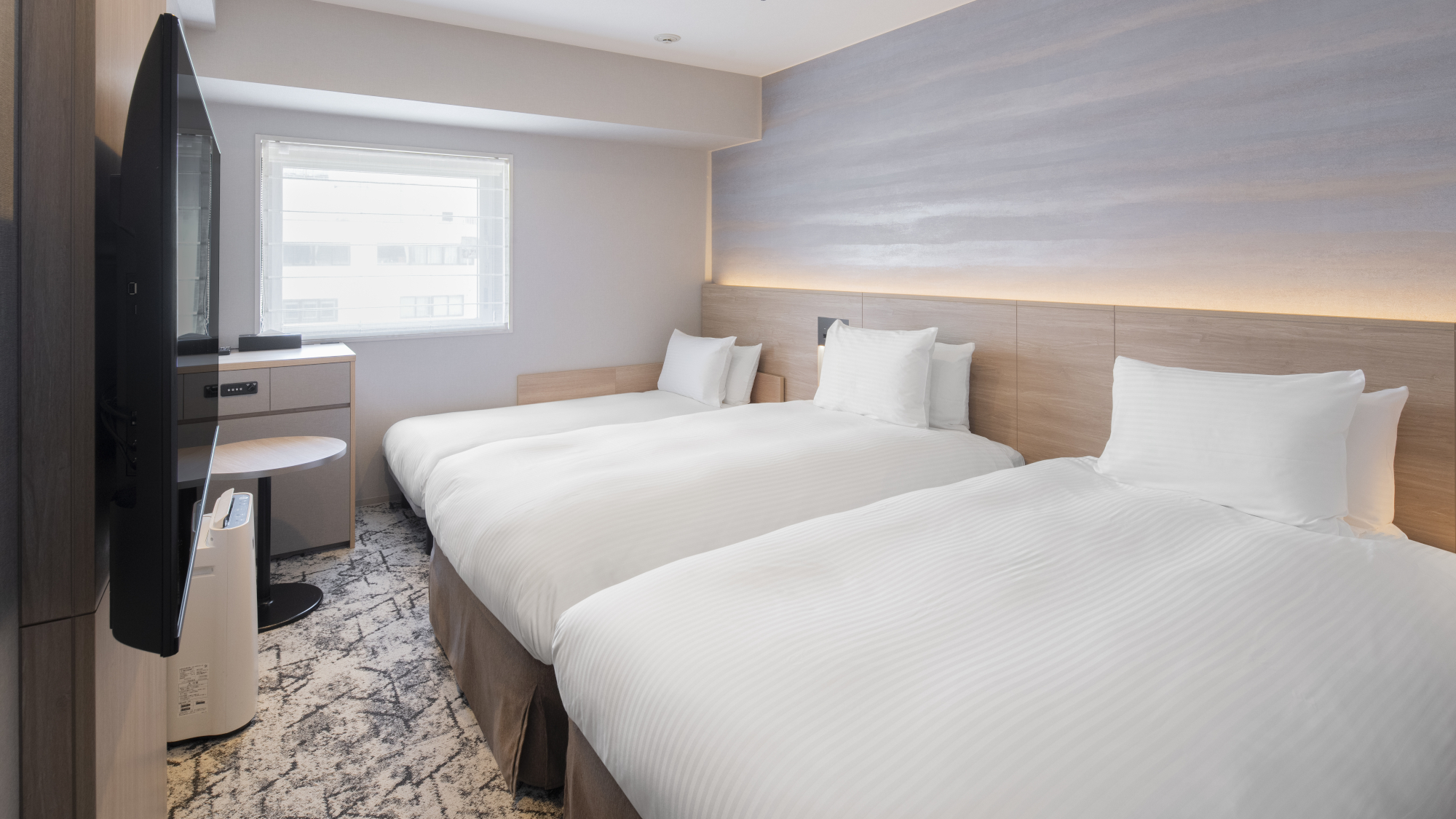 【2025年5月改装】スタンダードツイン／20㎡の洋室ツインベッドです。3名利用時はソファベッドをご