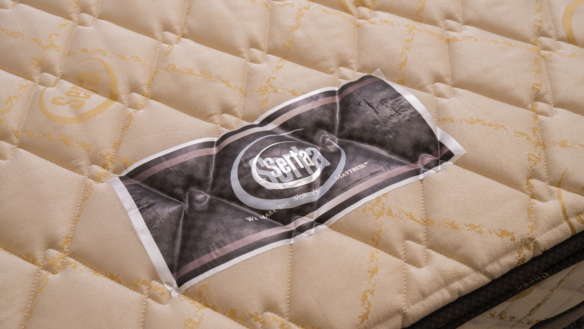 サータ社製ベッド採用（ファミリールーム除く）