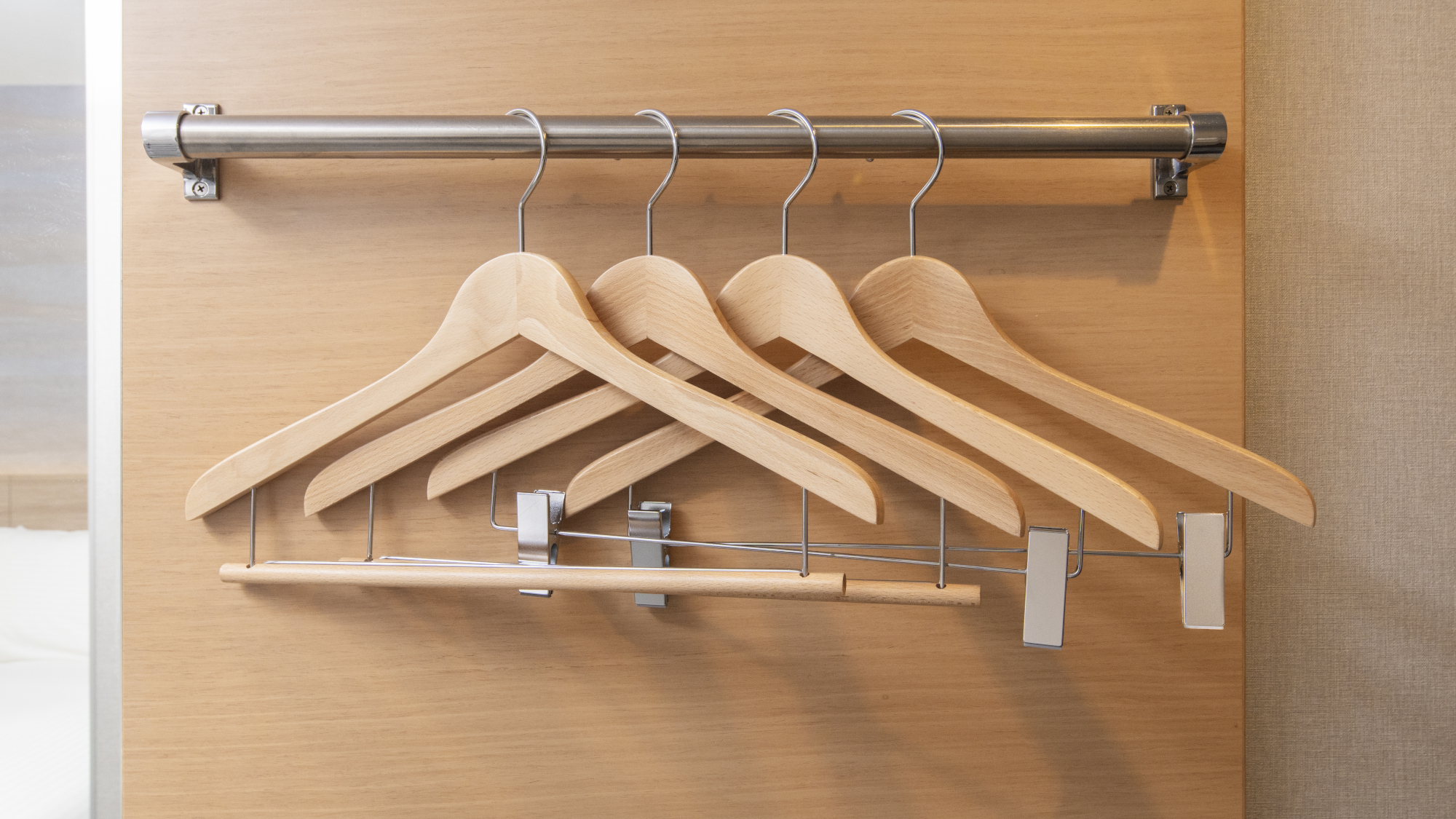 客室デザインとあわせた木目調のハンガー。