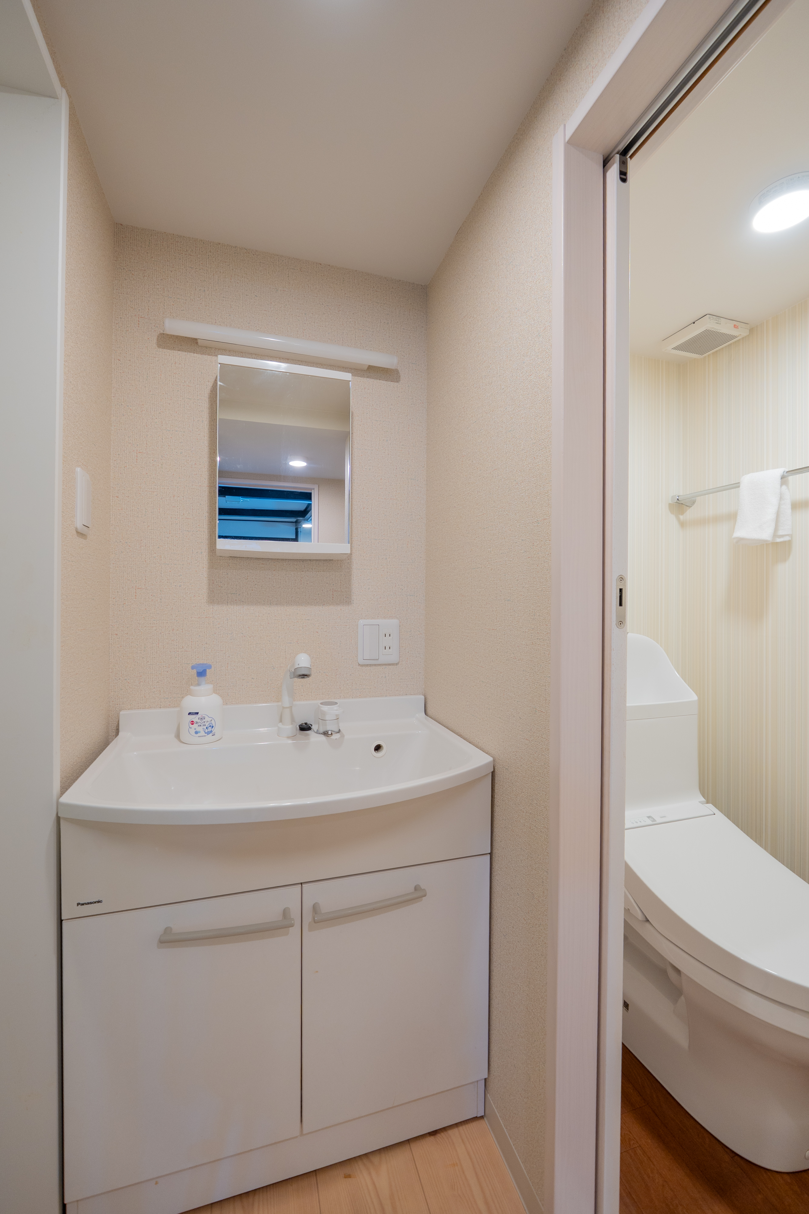 独立洗面台とシャワートイレを完備