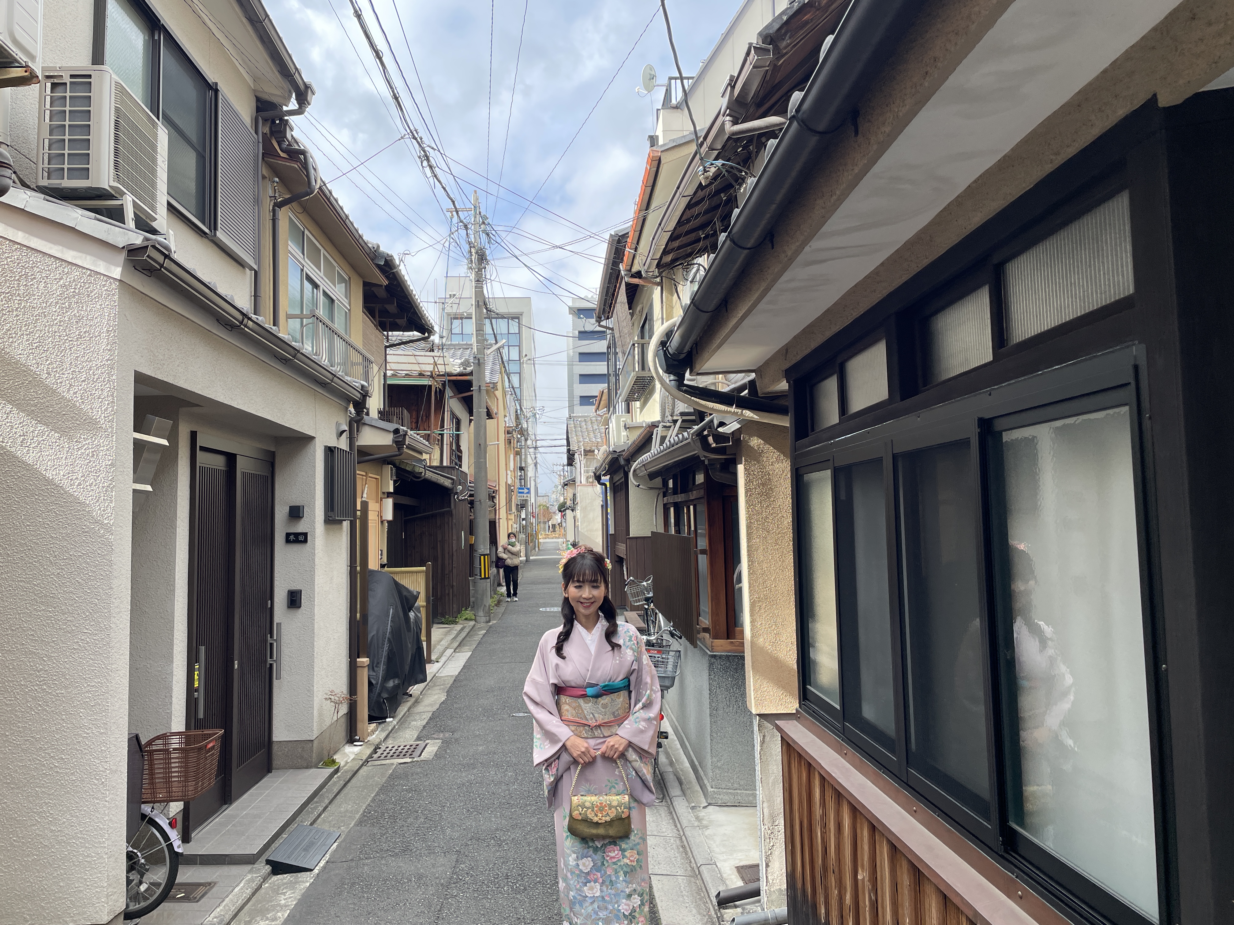 京都の日常が残る静かな小路。着物姿で歩けば、まるでこの街の住人になったような気分を味わえます。